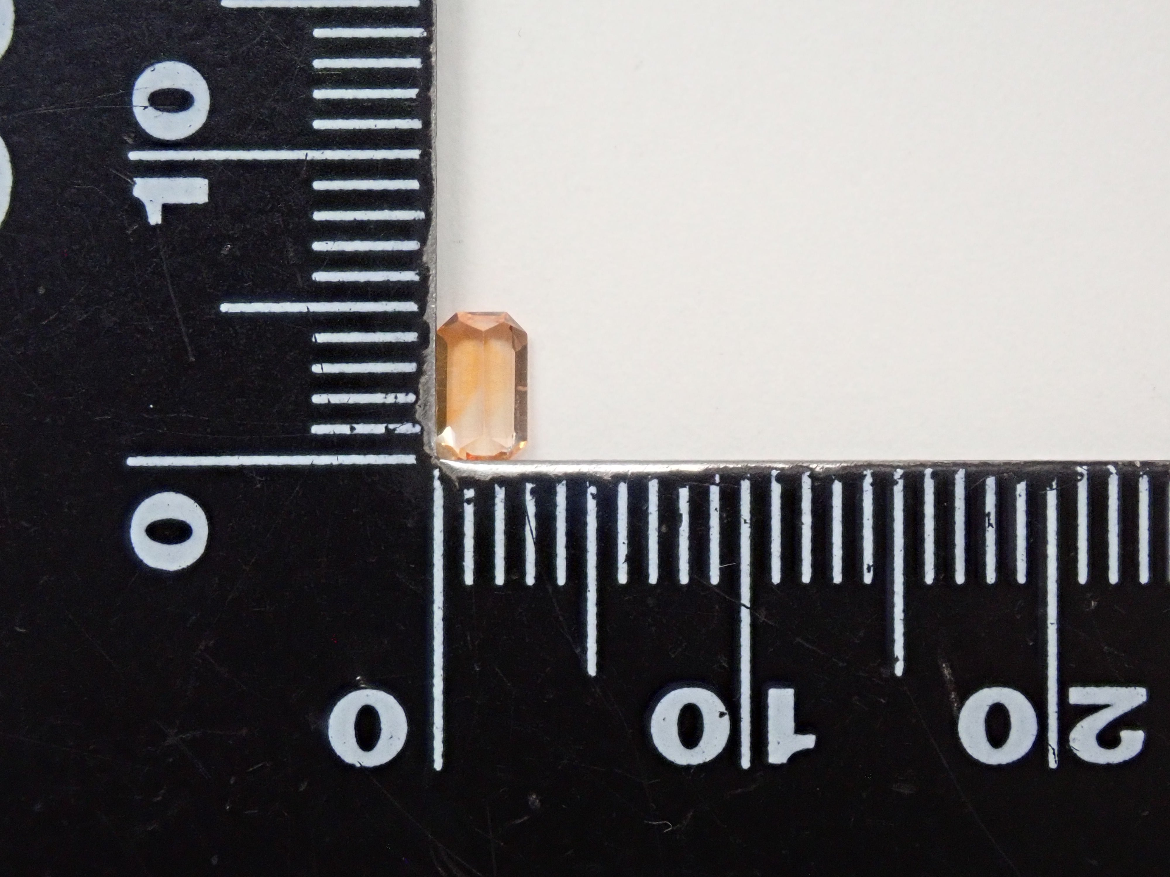 マダガスカル産バイカラーサファイア 0.296ctルース