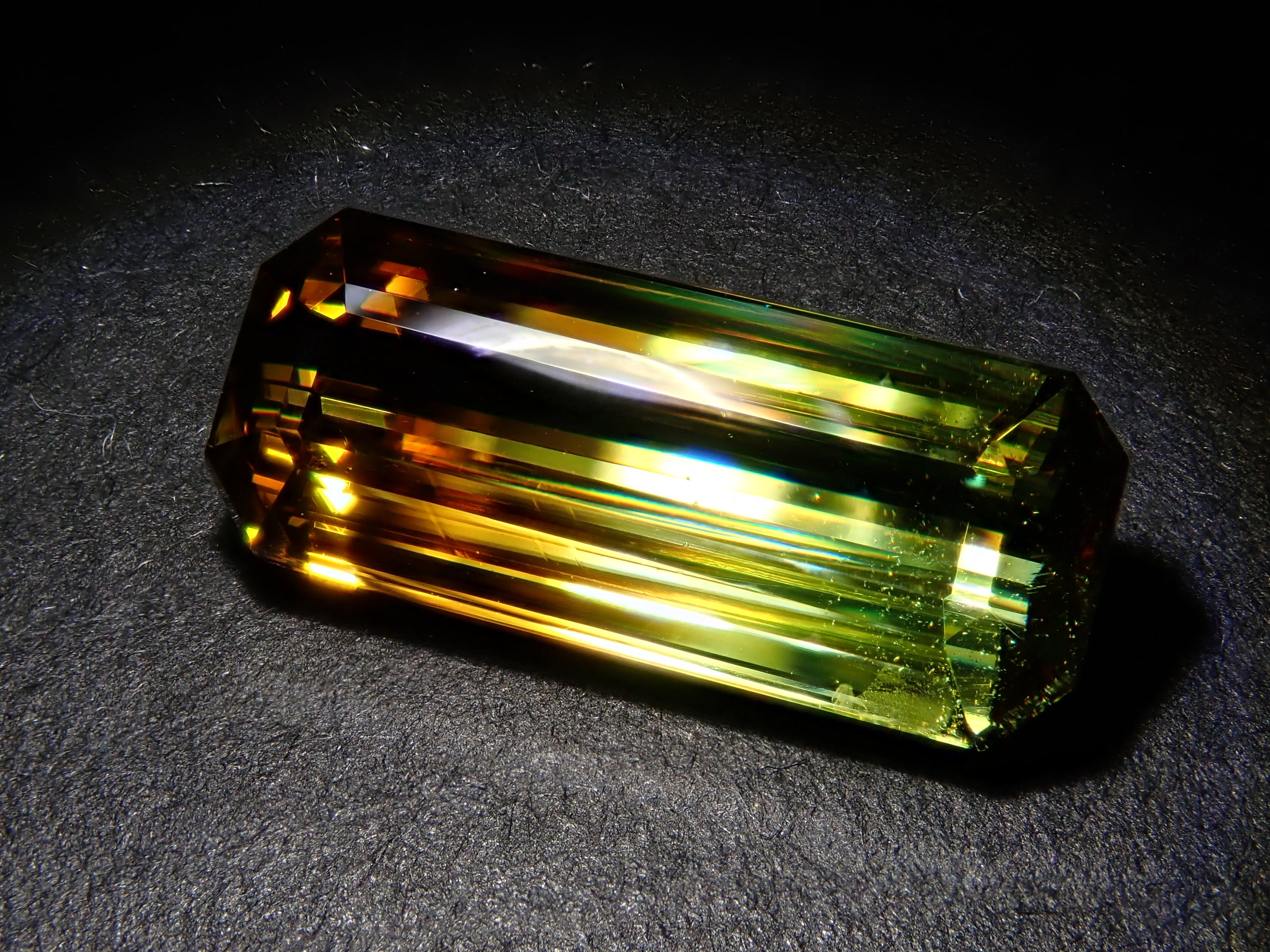 【12563202掲載】マダガスカル産バイカラースフェーン 4.494ctルース