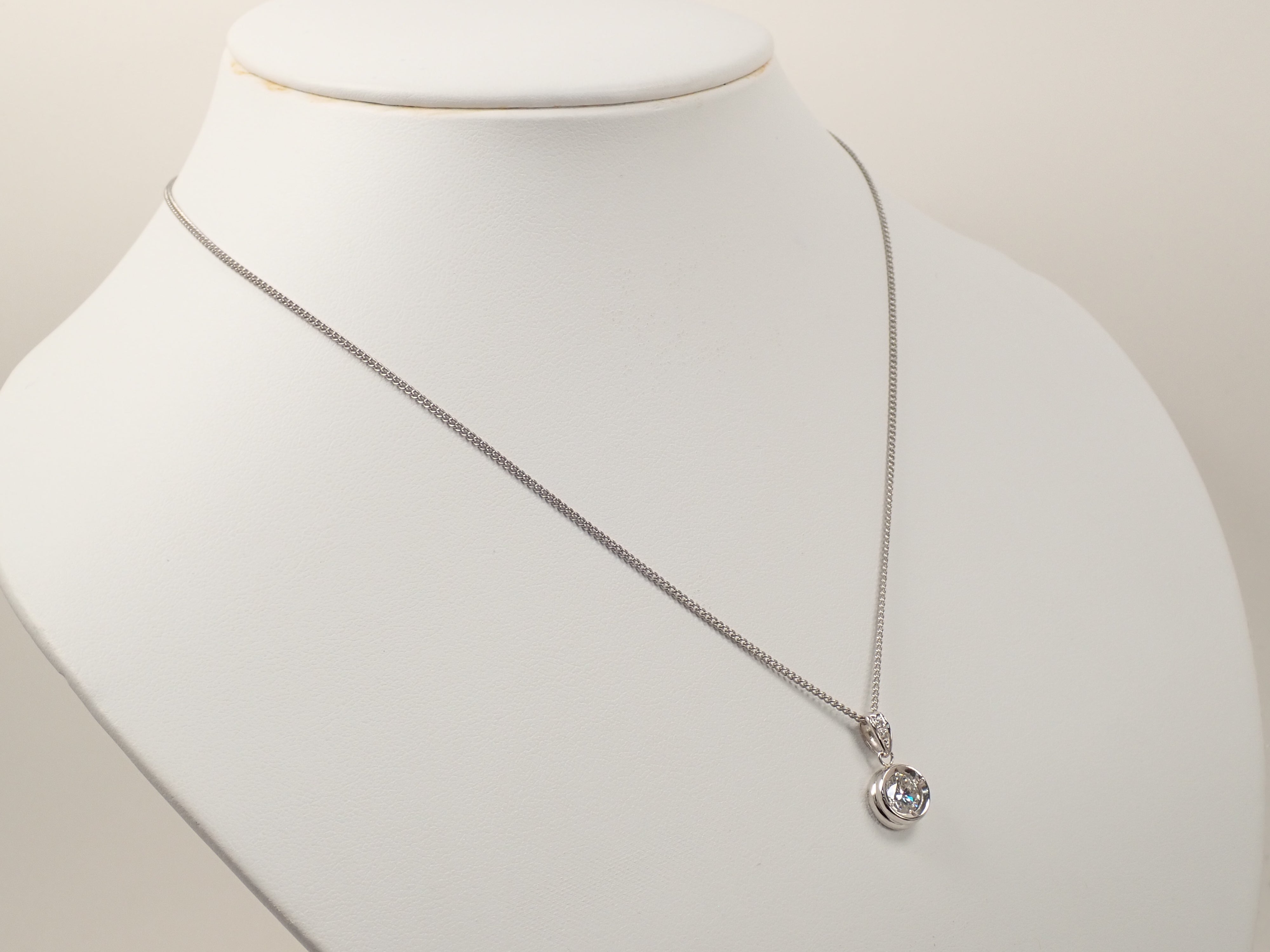 【5/30 22時販売】【カラフリ】Pt900 ダイヤモンド 0.65ct ペンダントトップ(ネックレストップ)鑑別書