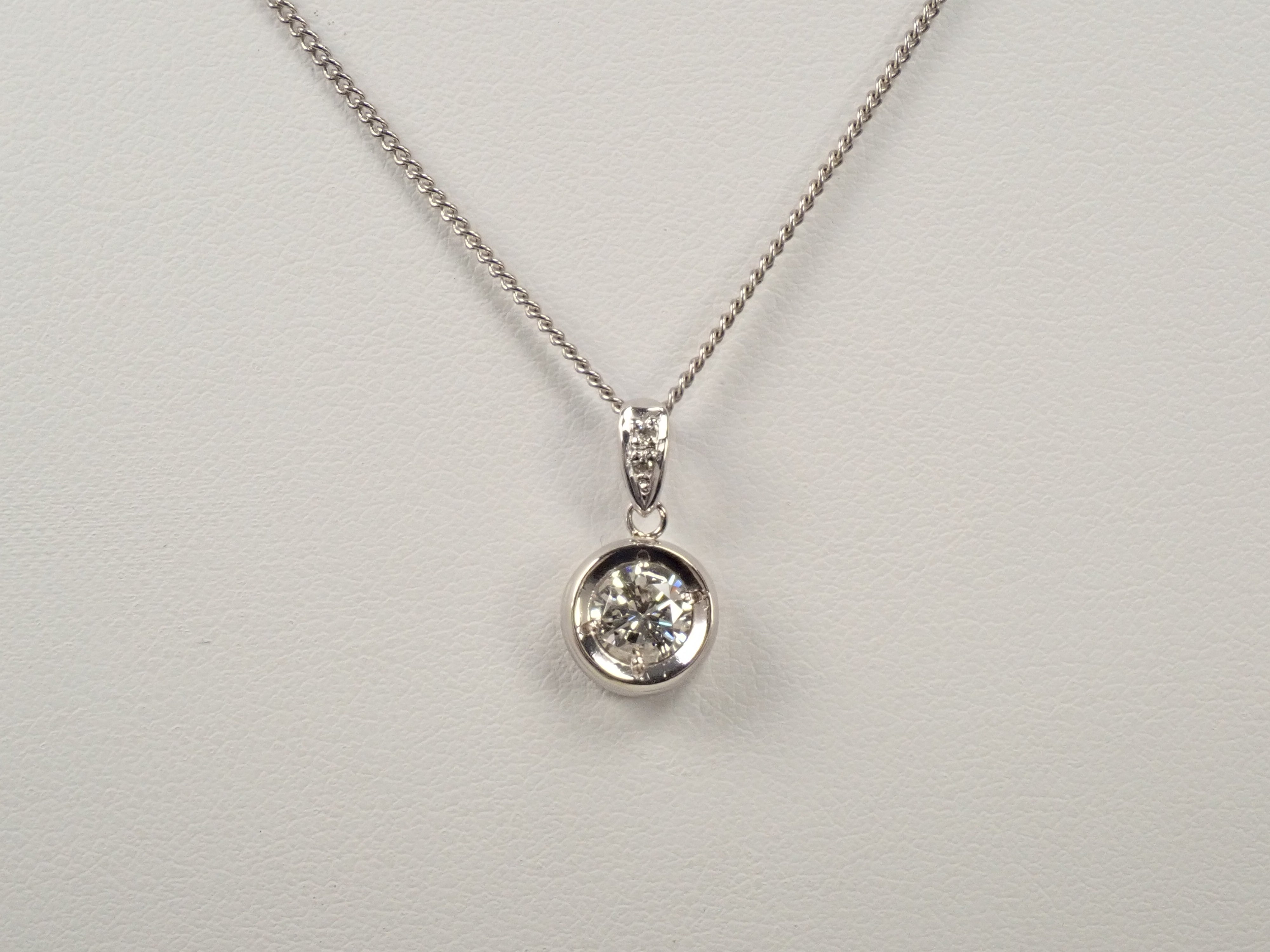 【5/30 22時販売】【カラフリ】Pt900 ダイヤモンド 0.65ct ペンダントトップ(ネックレストップ)鑑別書