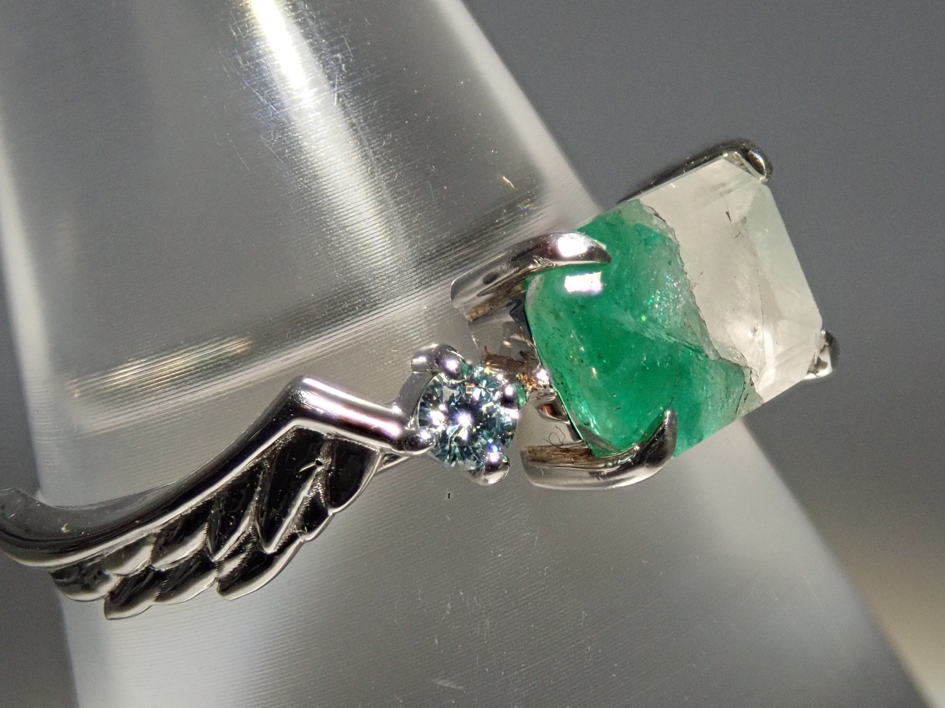 Pt950 ブラジル産バイカラーエメラルド 1.084ct リング