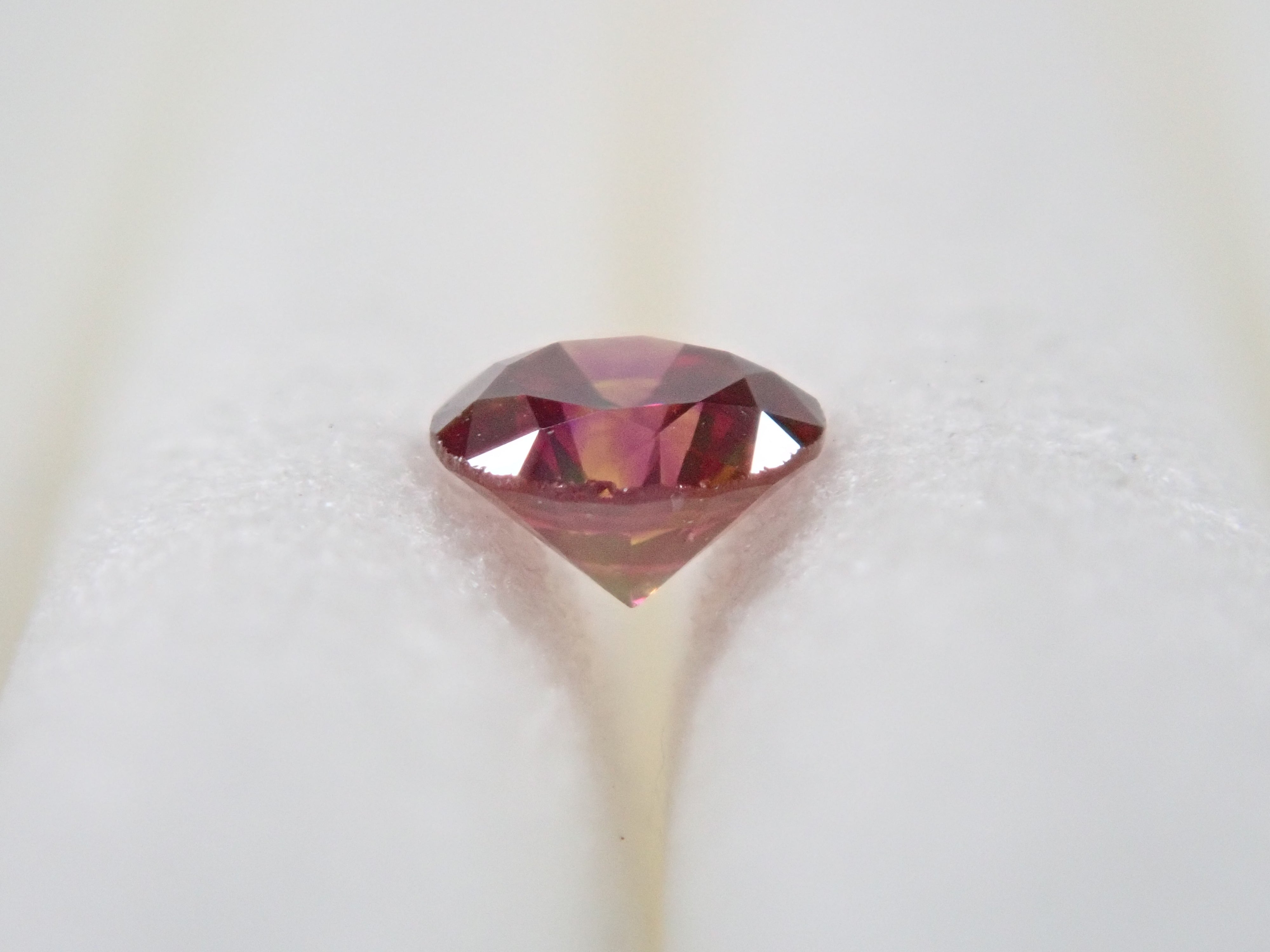 【32501458掲載】レッドダイヤモンド(トリートメント) 0.065ctルース(FANCY PURPLISH RED, VS2)