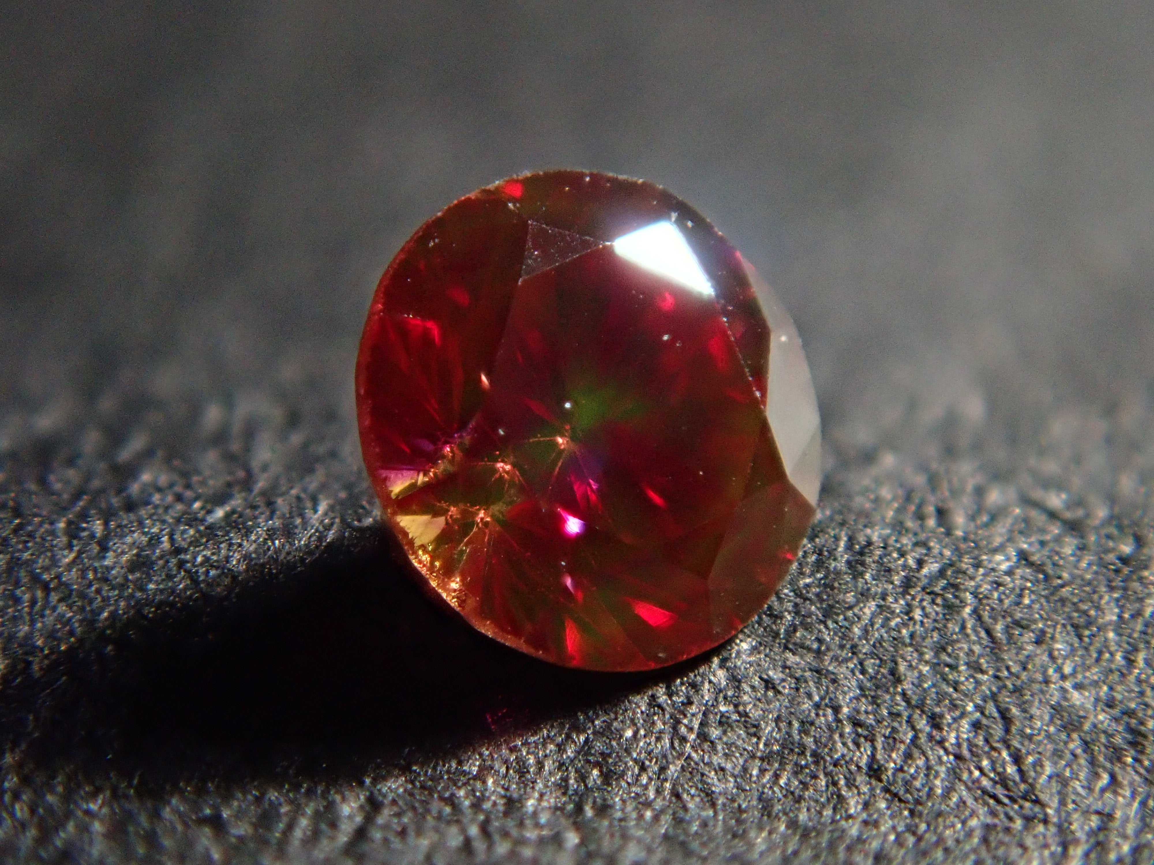 【32501458掲載】レッドダイヤモンド(トリートメント) 0.065ctルース(FANCY PURPLISH RED, VS2)