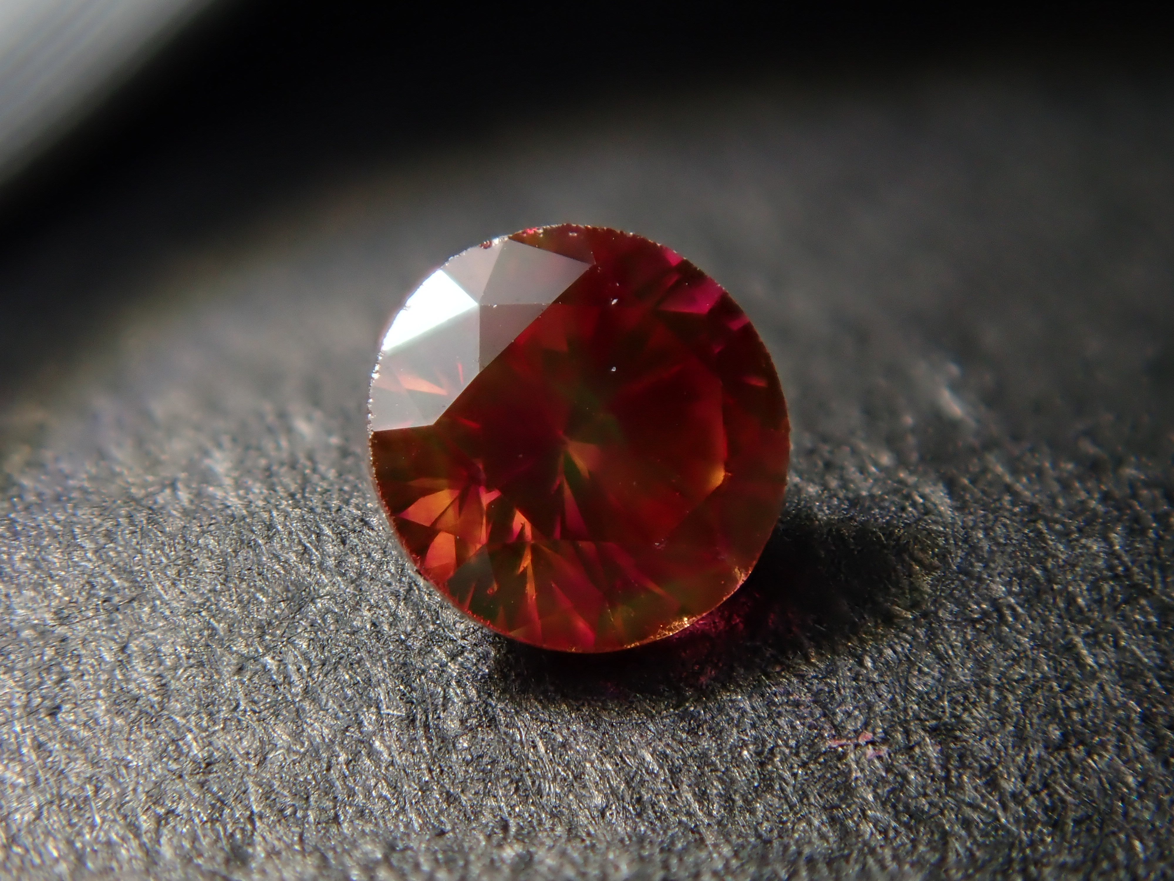 【32501458掲載】レッドダイヤモンド(トリートメント) 0.065ctルース(FANCY PURPLISH RED, VS2)