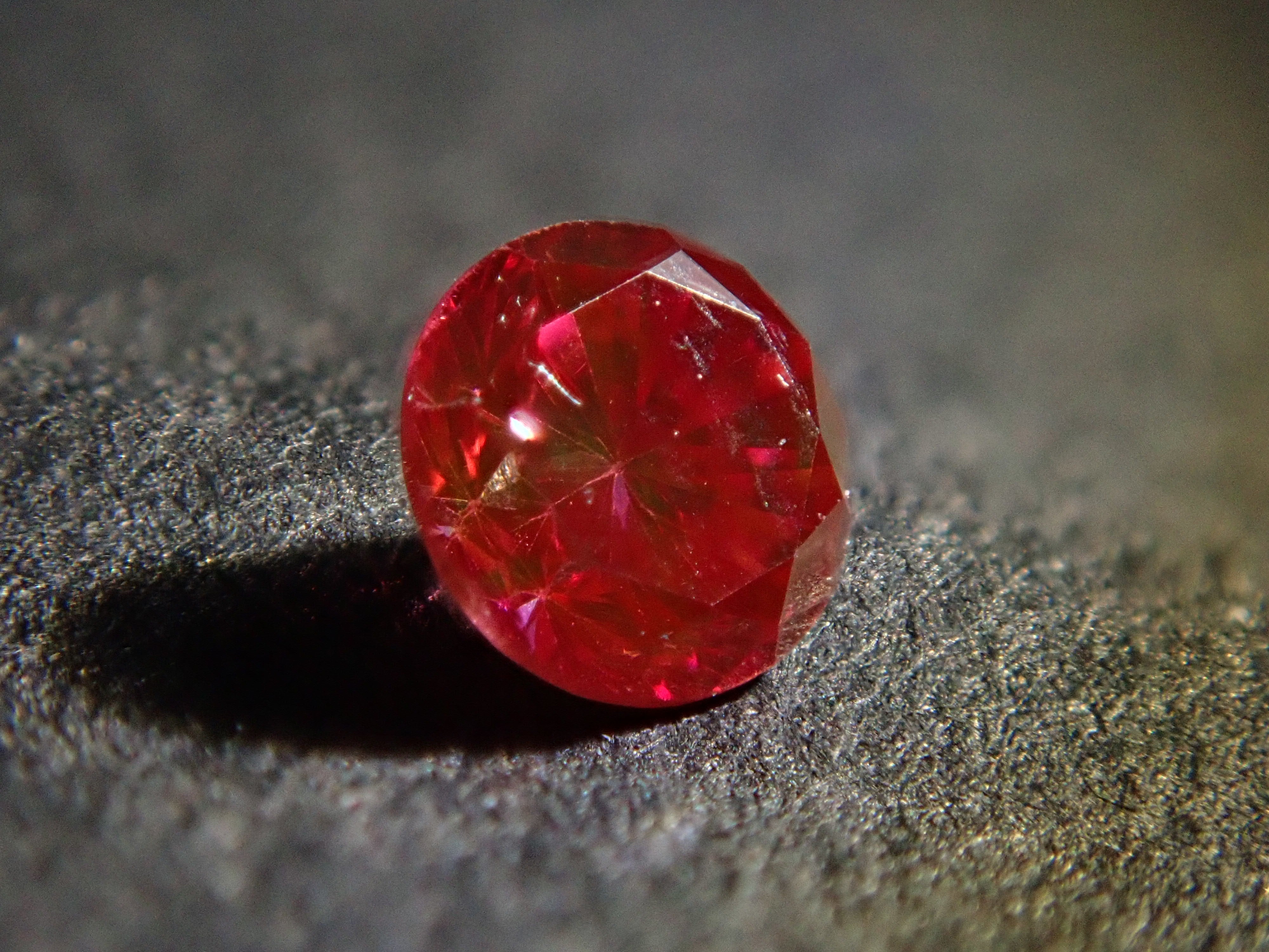 【32501459掲載】レッドダイヤモンド(トリートメント) 0.070ctルース(FANCY PURPLISH RED, VS1)