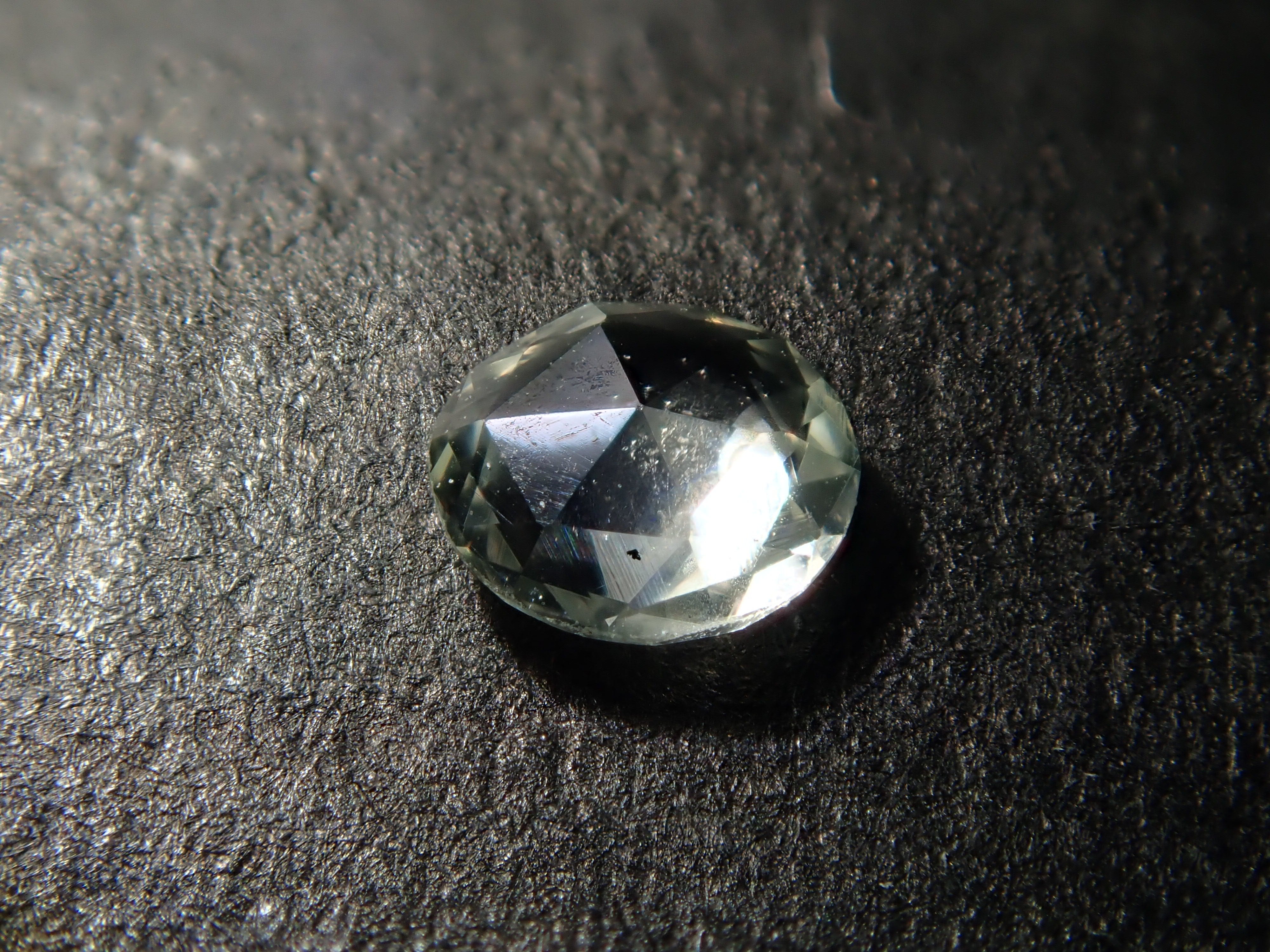 スリランカ産ホワイトサファイア 2.9mm/0.086ctルース(ローズカット)