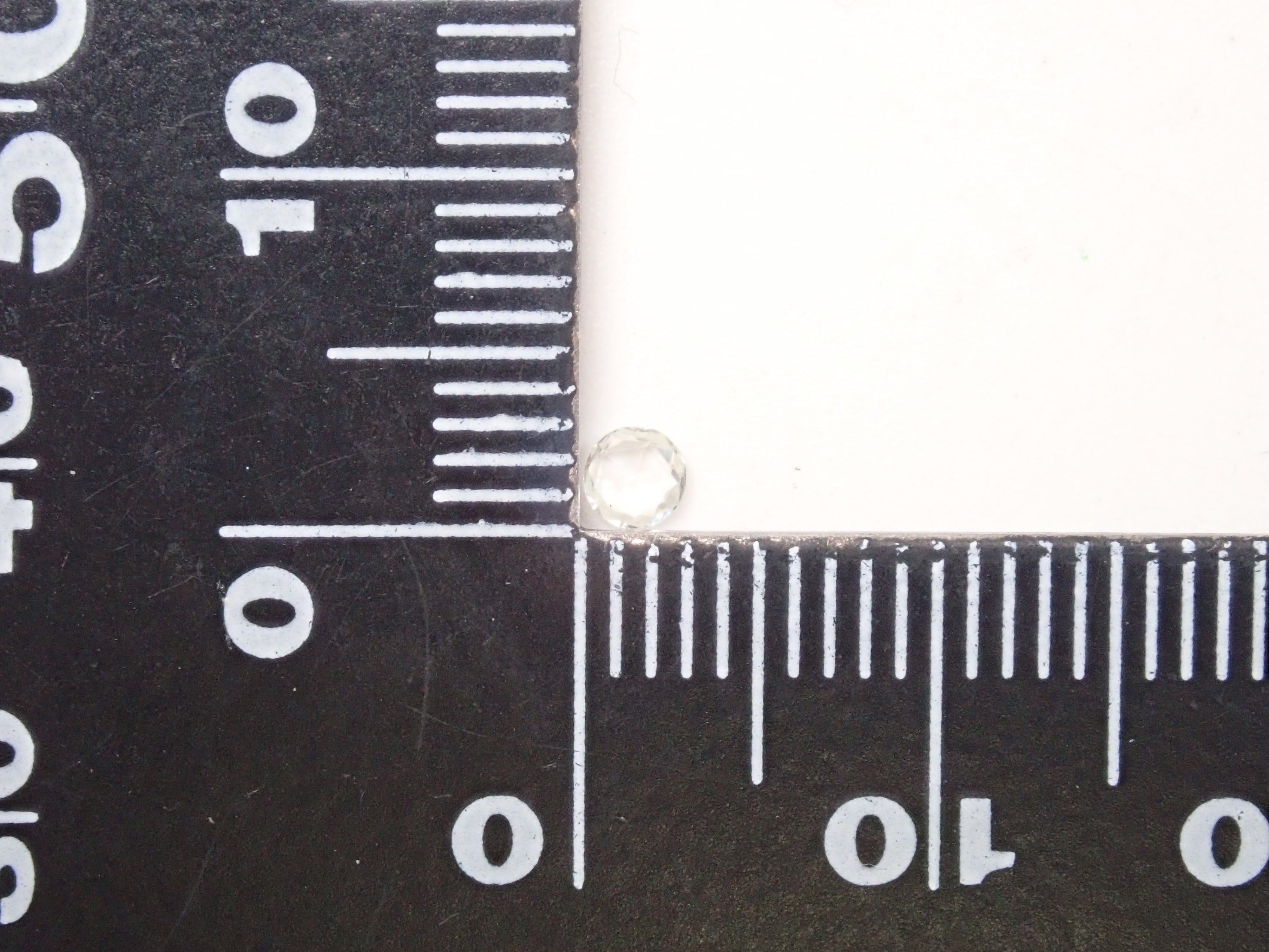 スリランカ産ホワイトサファイア 2.9mm/0.086ctルース(ローズカット)