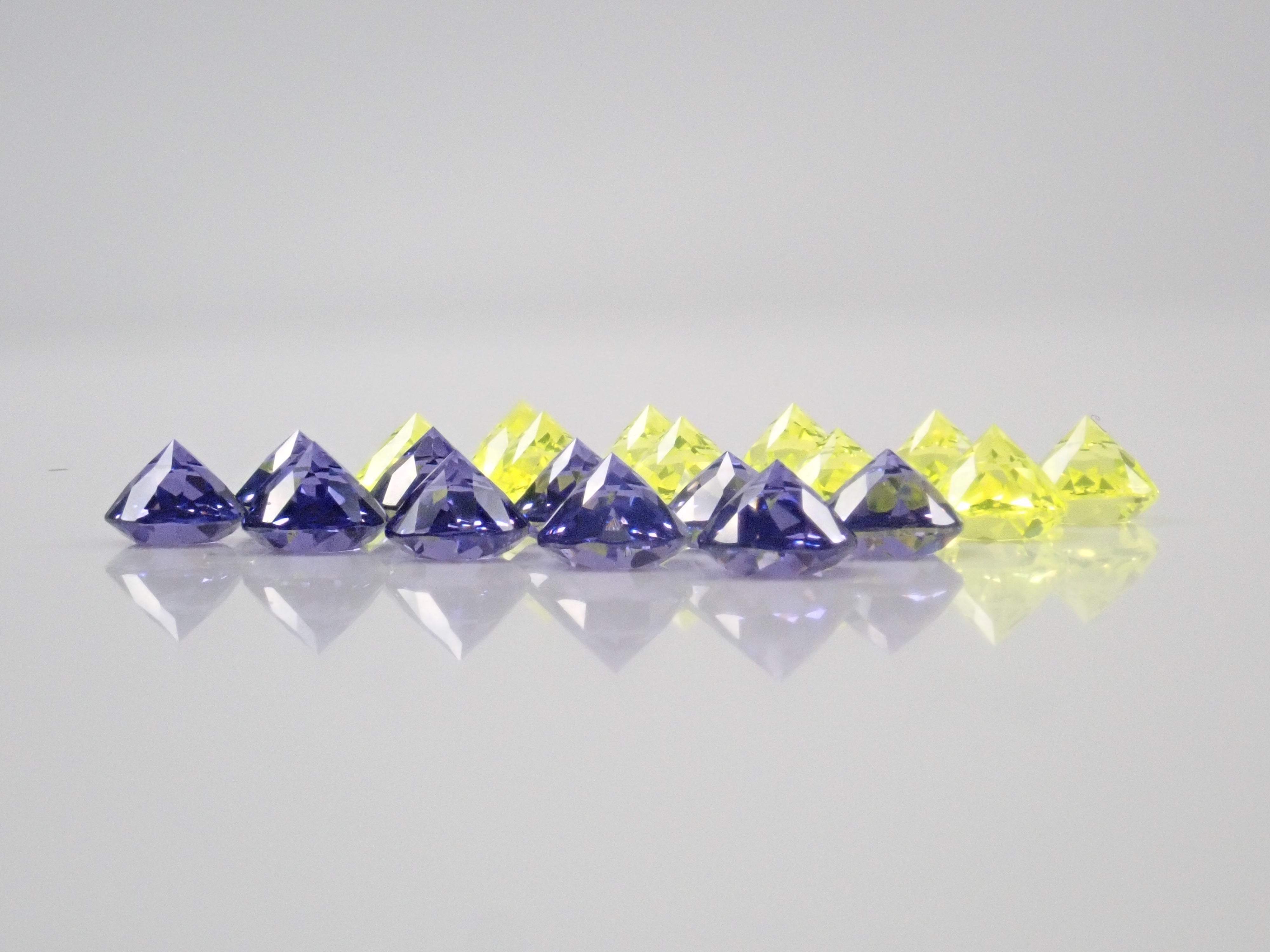《10石限定》YAG(イットリウムアルミニウムガーネット)2石セット(カナリーイエロー&ネオンパープル,4mm)《複数購入割引有》
