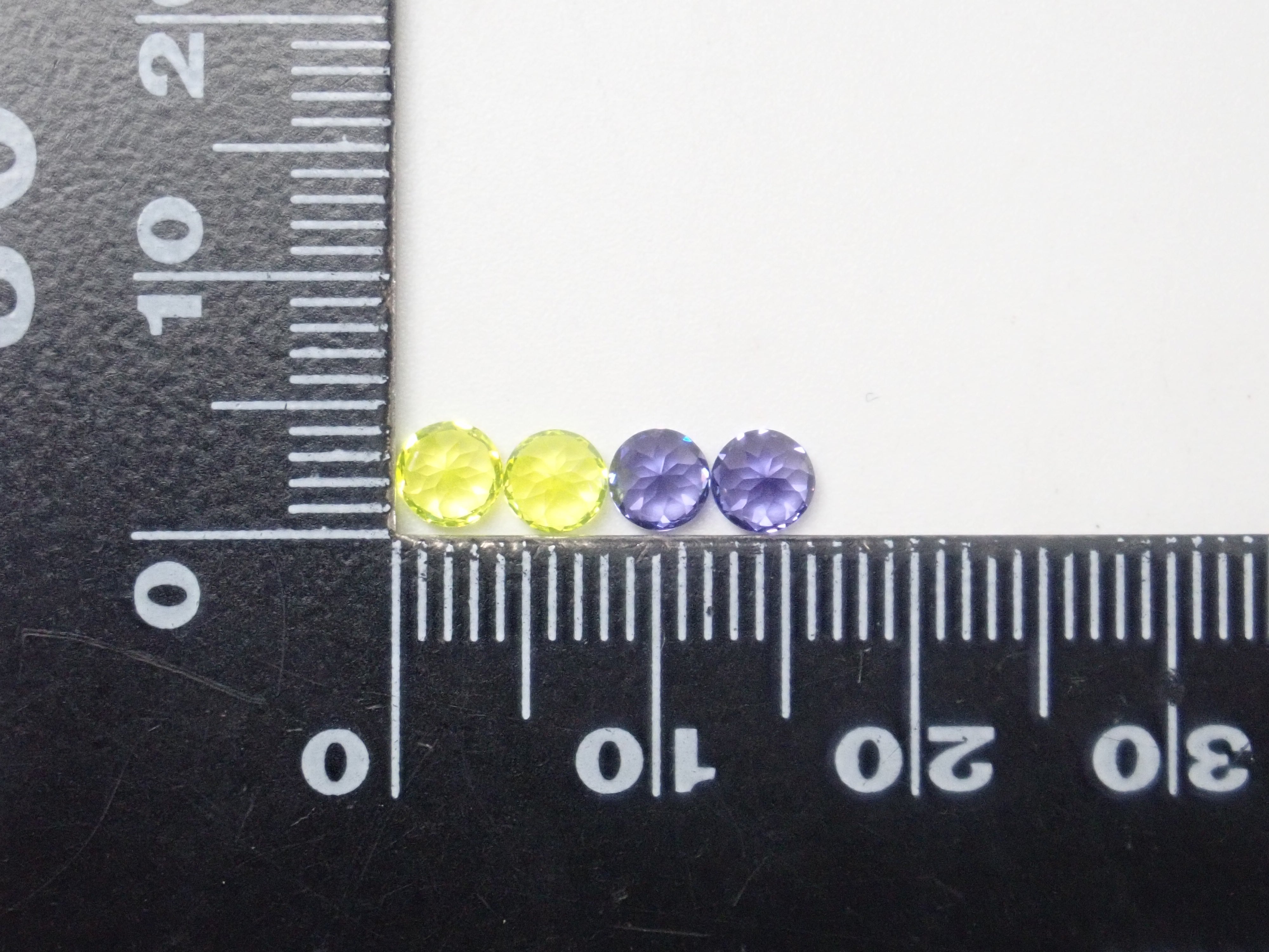 《10石限定》YAG(イットリウムアルミニウムガーネット)2石セット(カナリーイエロー&ネオンパープル,4mm)《複数購入割引有》