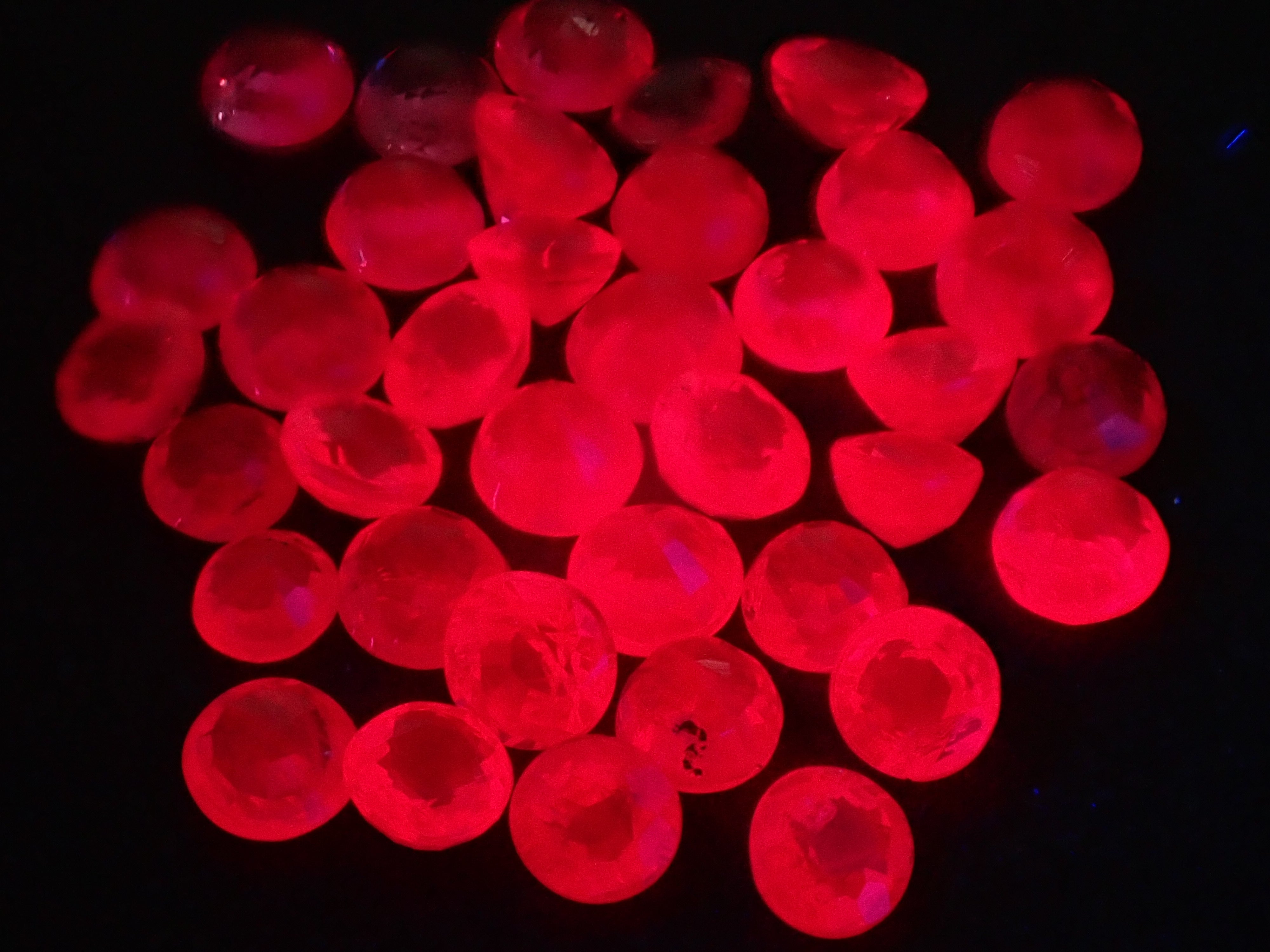 【宝石商の道具】ブラックライト・ルース3点(ルビー・レッドスピネル原石・オイルインクォーツ)充電式電池付き