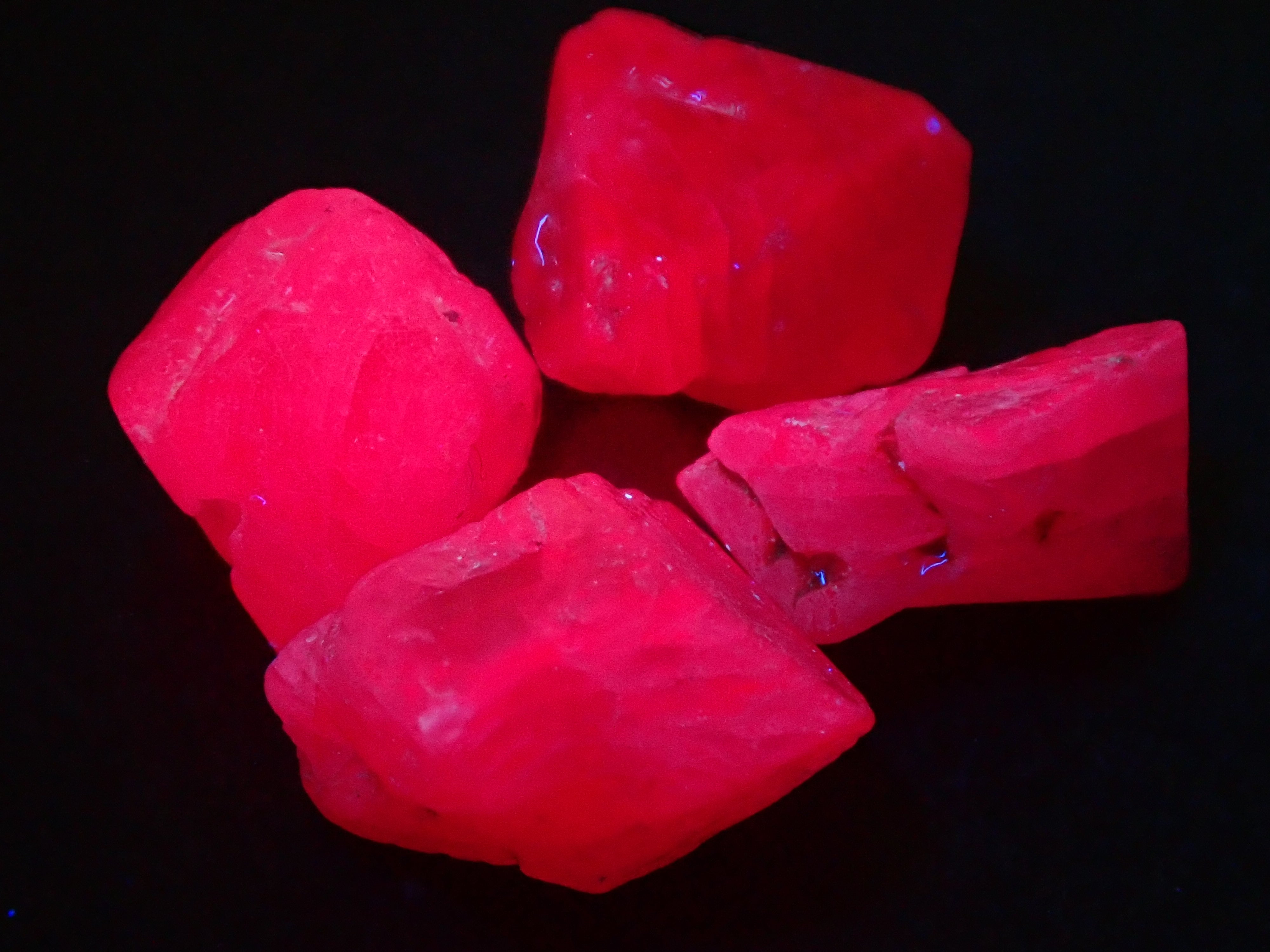 【宝石商の道具】ブラックライト・ルース3点(ルビー・レッドスピネル原石・オイルインクォーツ)充電式電池付き