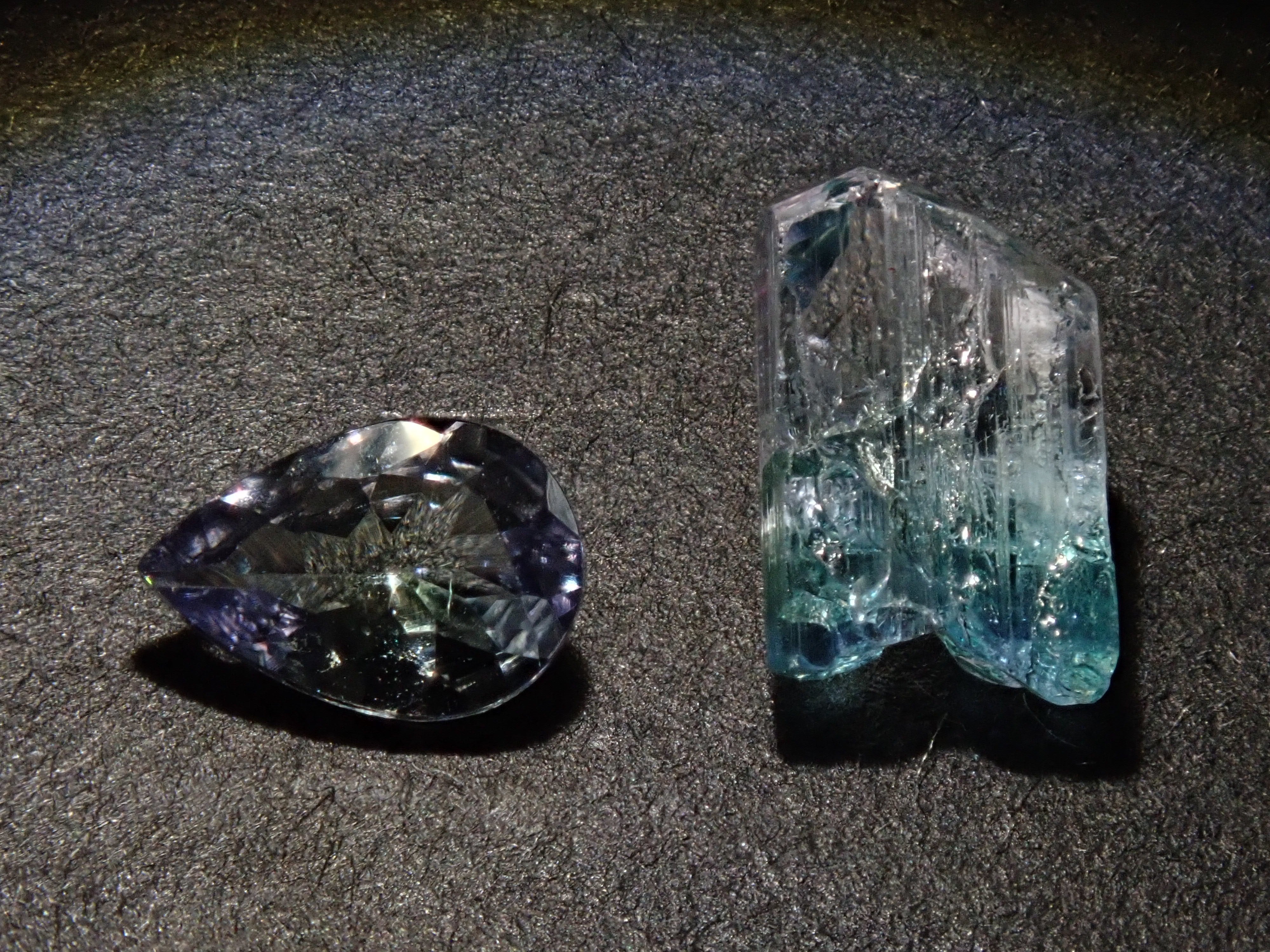 【12543391掲載】バイカラーゾイサイト 1.497ct原石