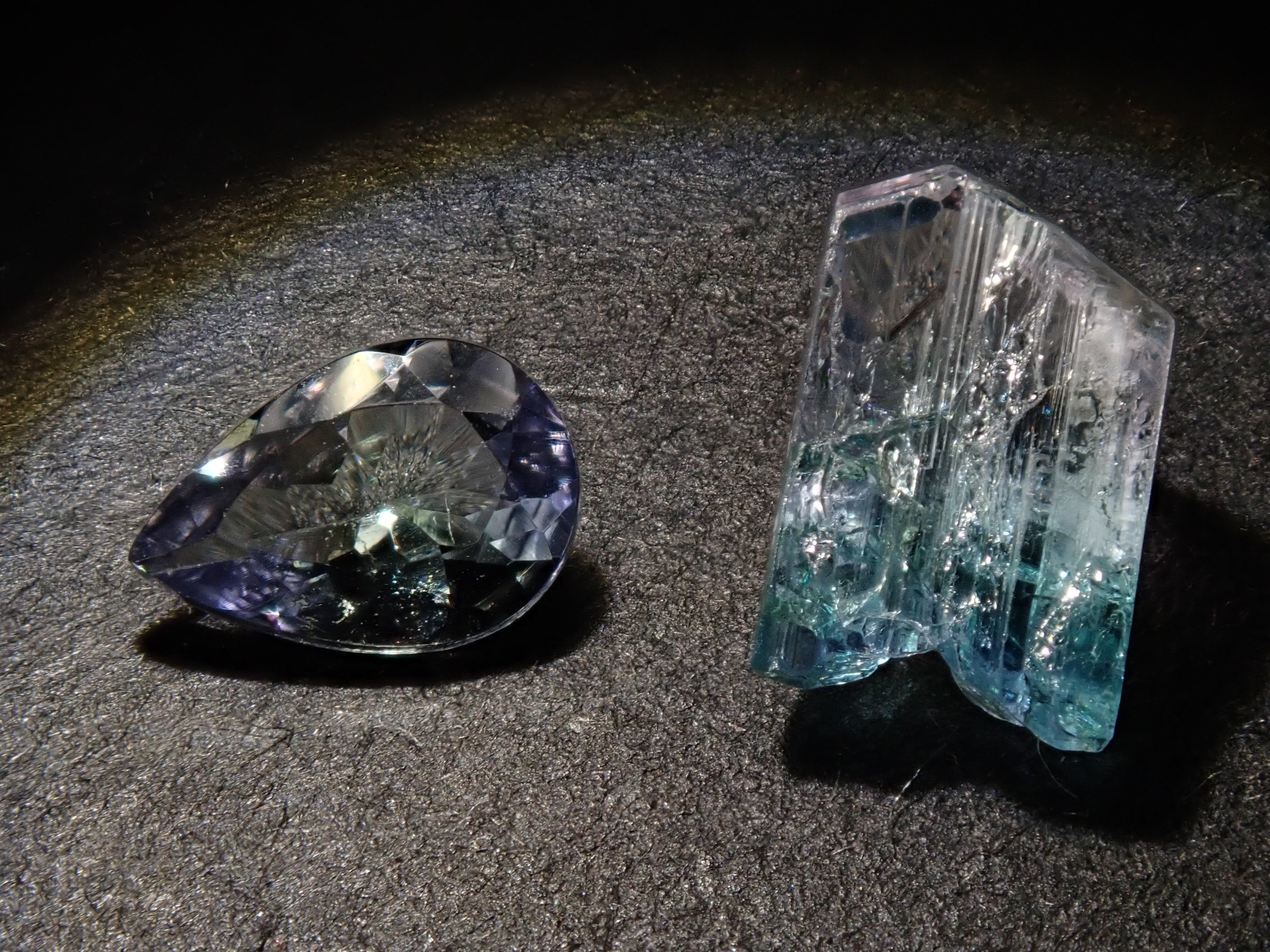 【12543391掲載】バイカラーゾイサイト 1.497ct原石