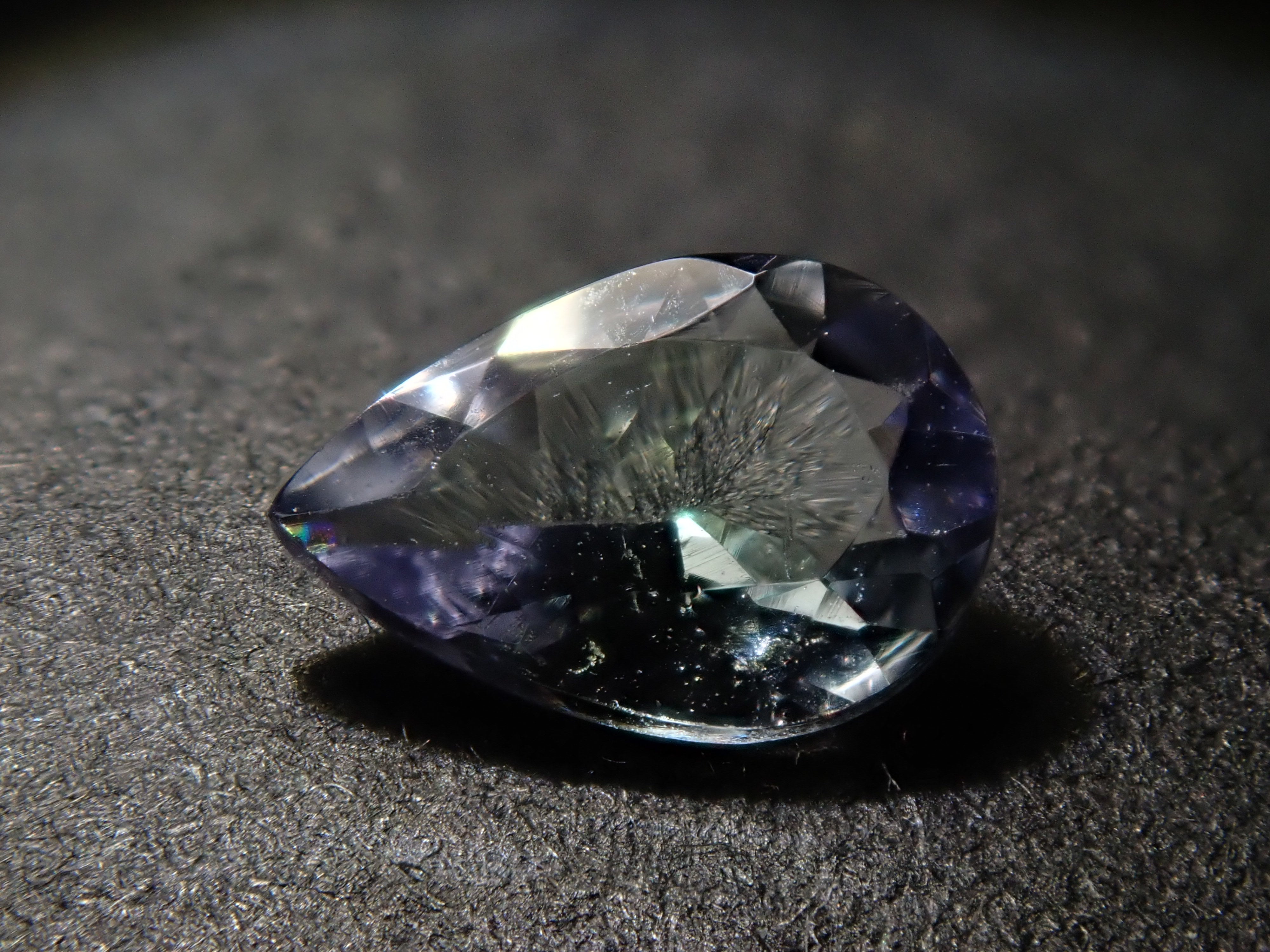 【12543391掲載】バイカラーゾイサイト 1.497ct原石