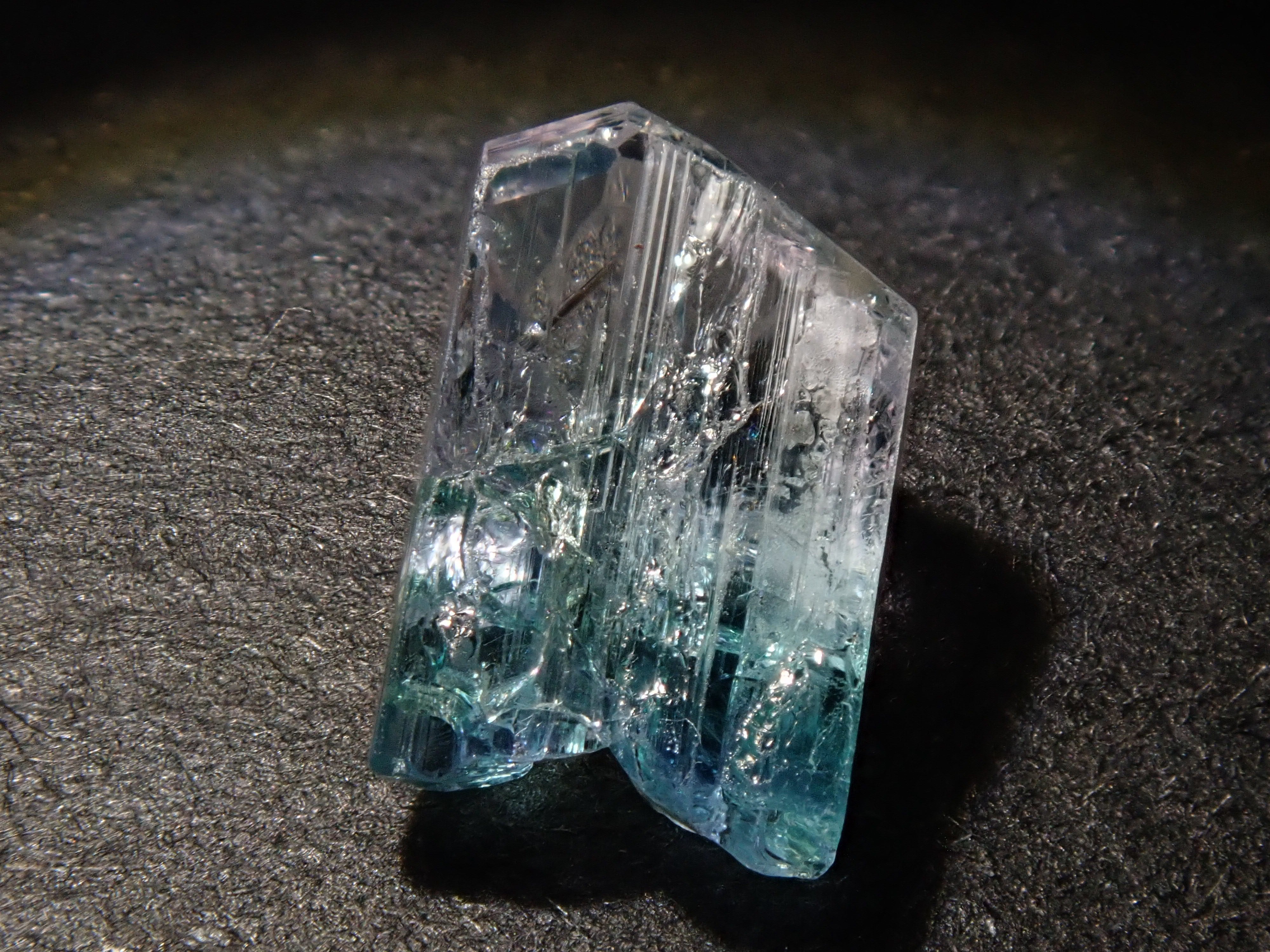 【12543391掲載】バイカラーゾイサイト 1.497ct原石