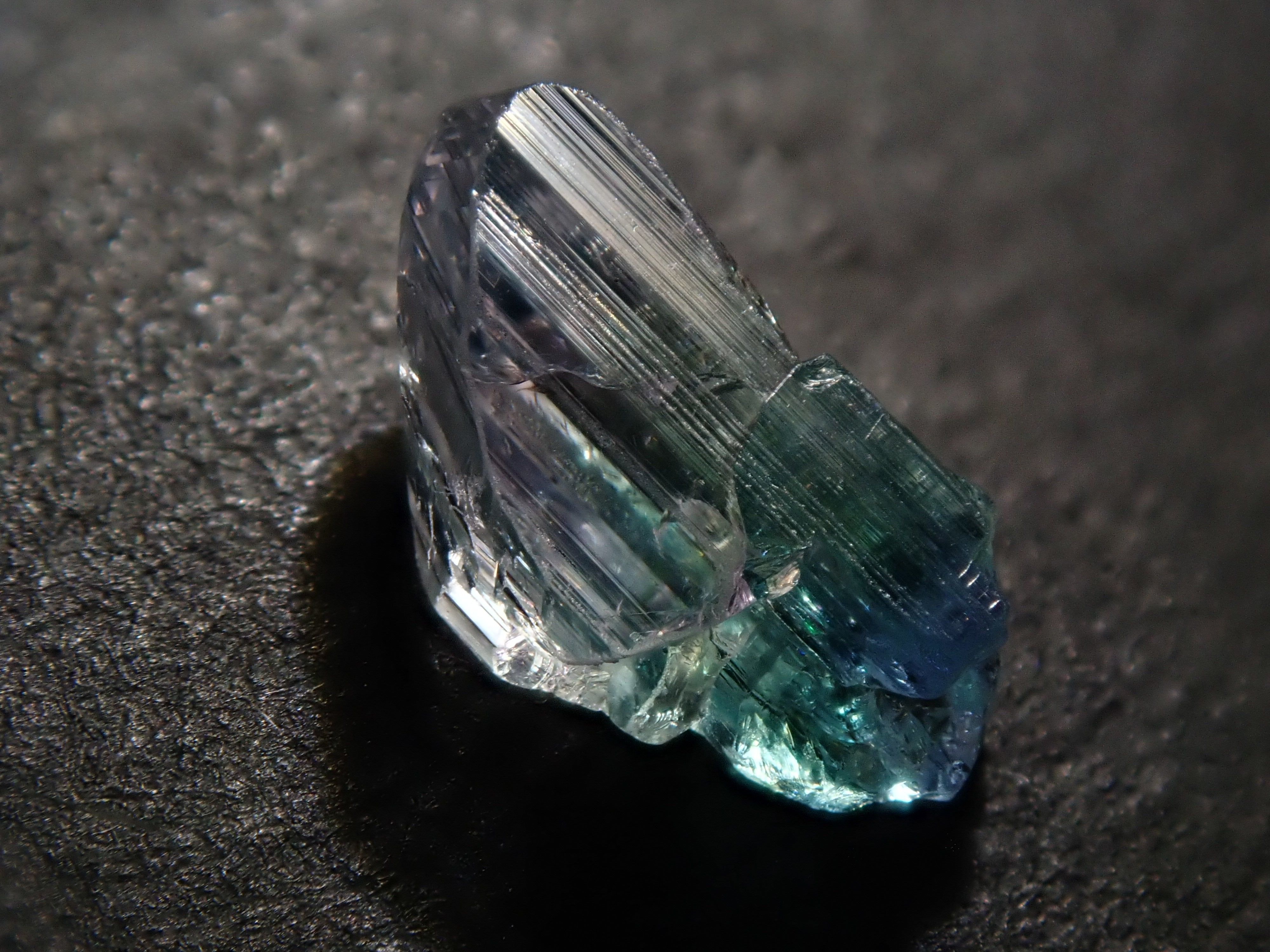 【12543391掲載】バイカラーゾイサイト 1.497ct原石