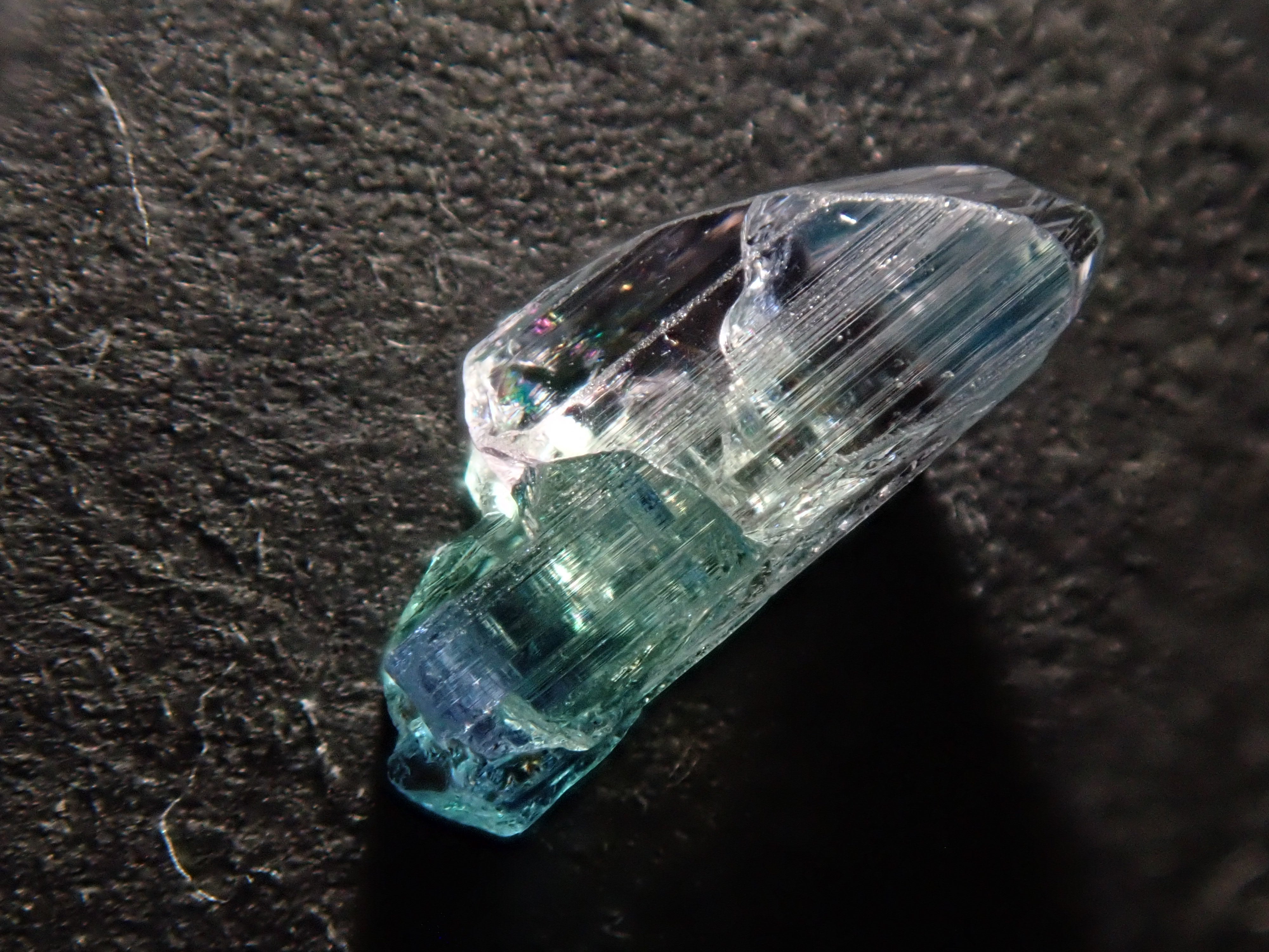 【12543391掲載】バイカラーゾイサイト 1.497ct原石