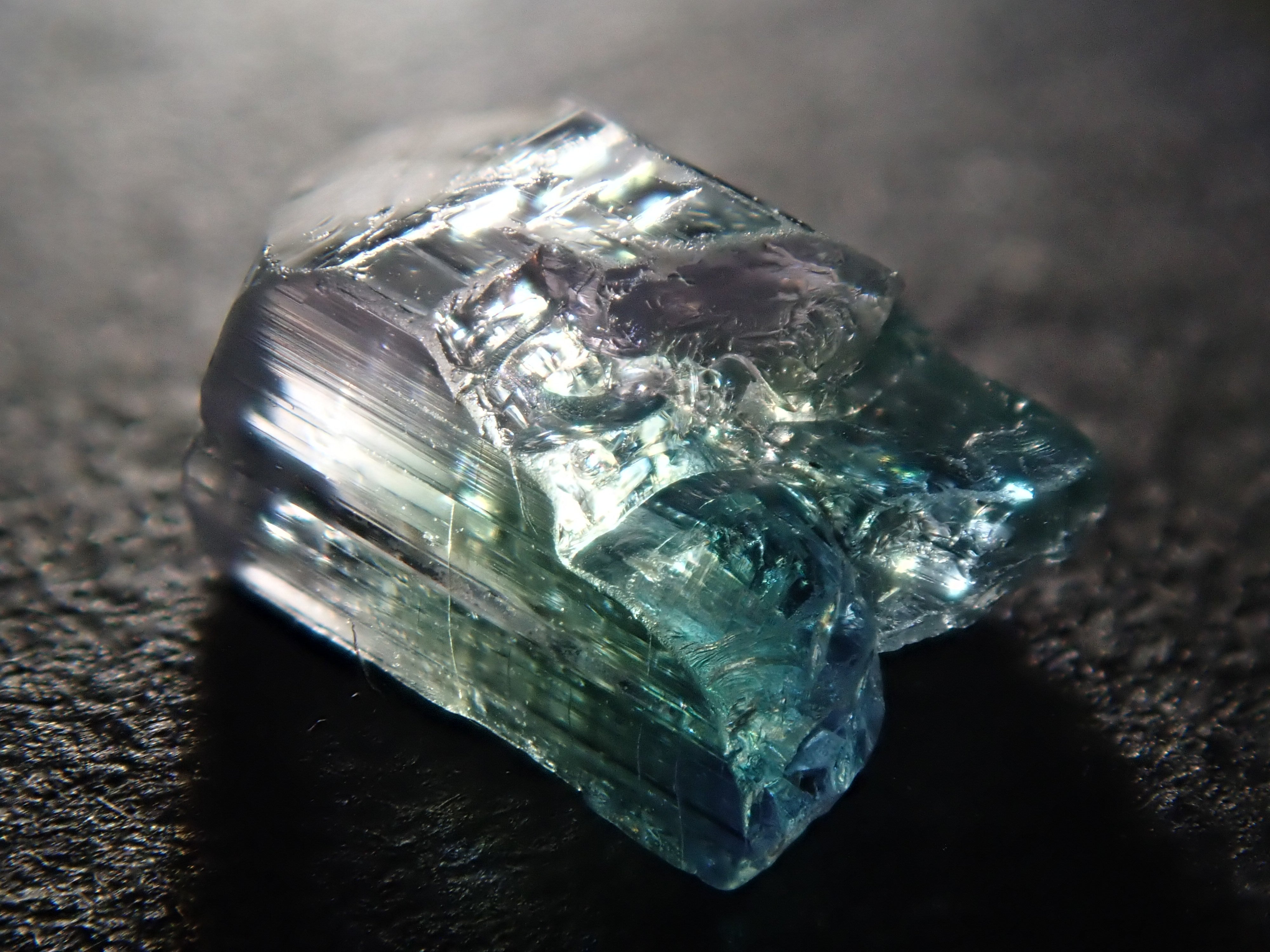 【12543391掲載】バイカラーゾイサイト 1.497ct原石