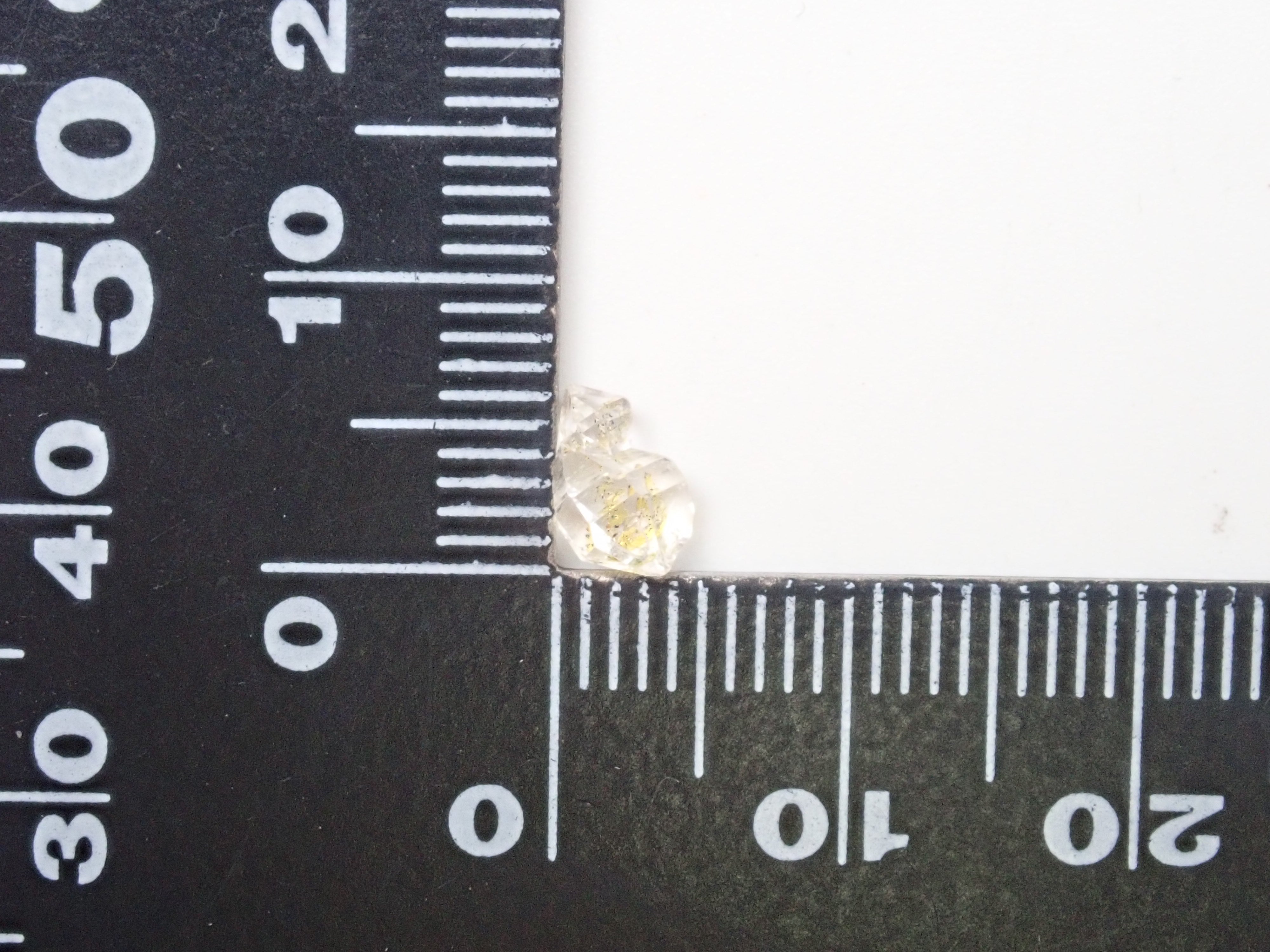 パキスタン産オイルインクォーツ 0.629ct原石(双子・気泡が動くタイプ)
