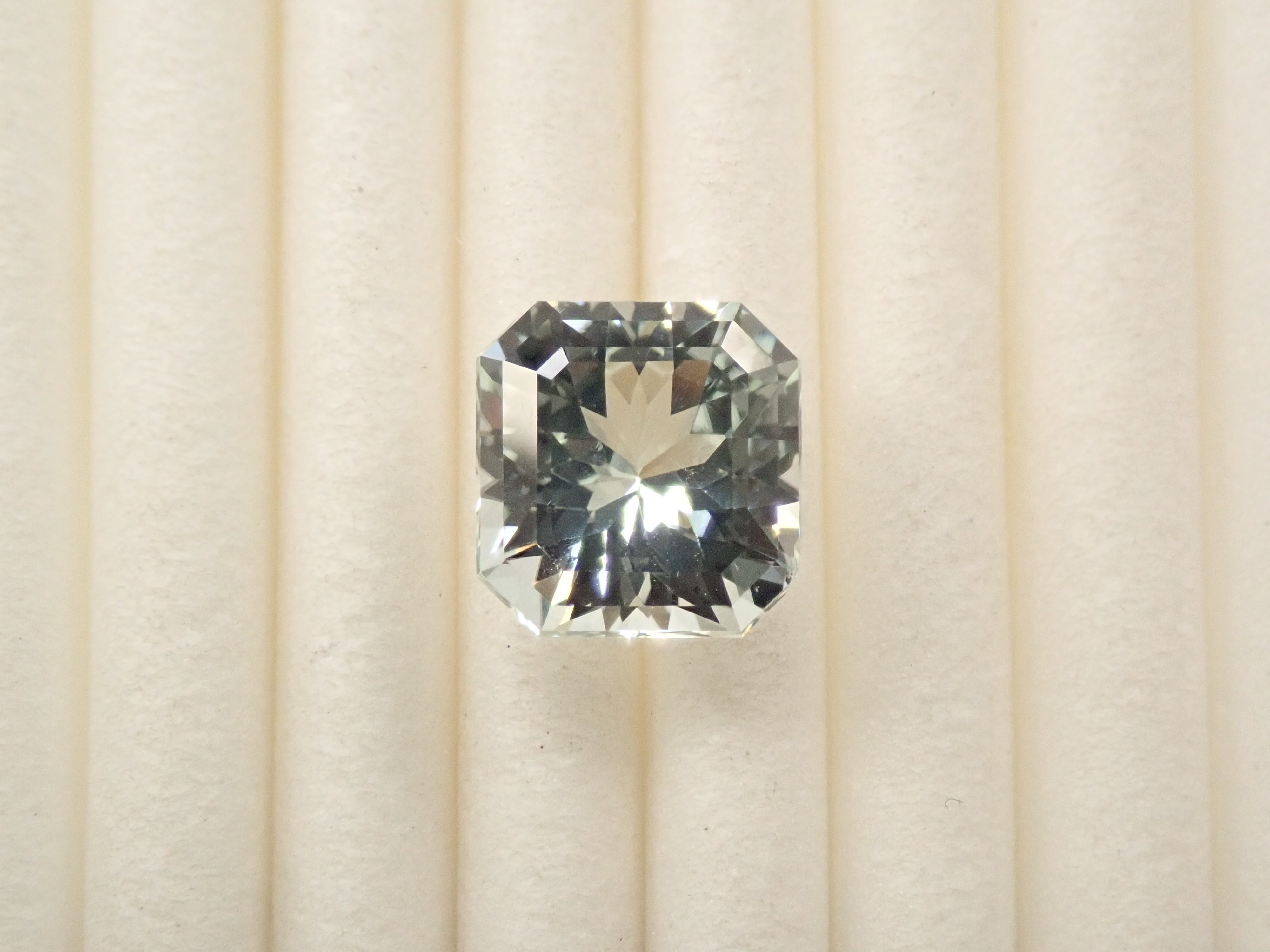 グリーン・スポジュメン 1.997ctルース