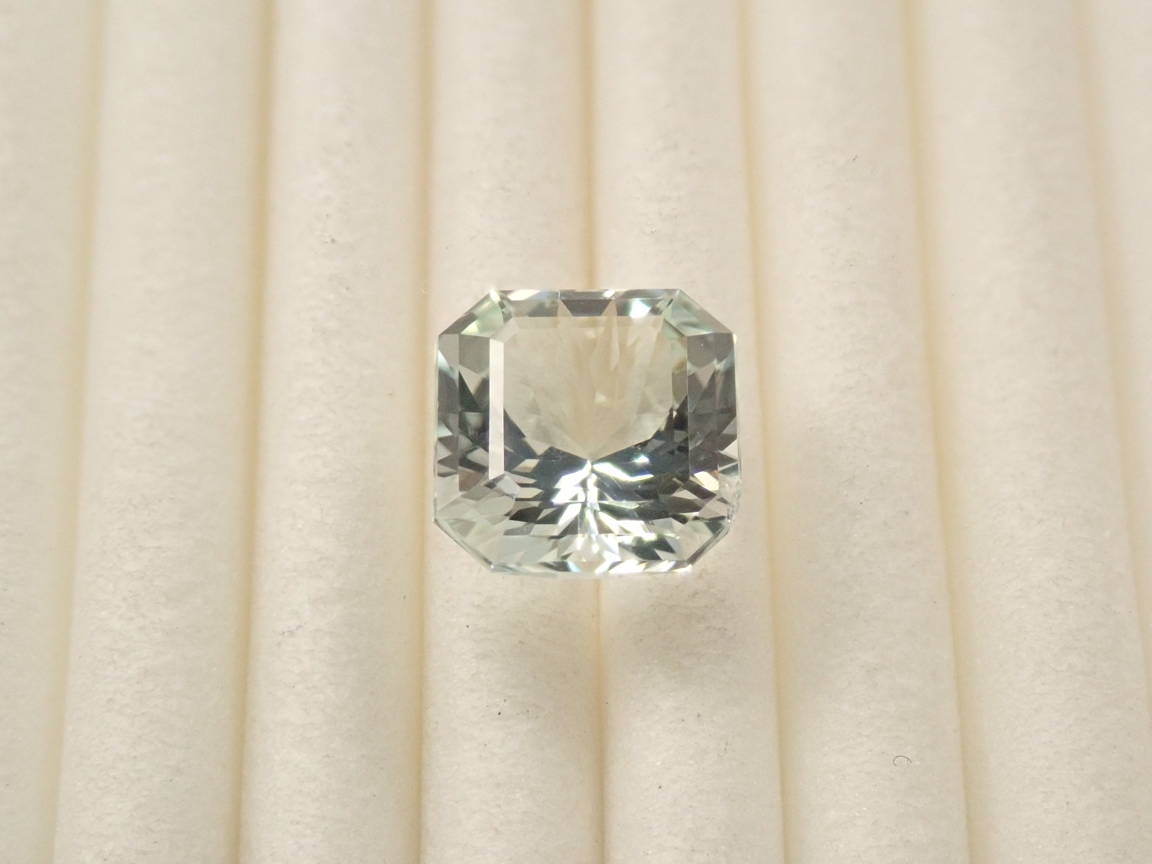 グリーン・スポジュメン 1.997ctルース