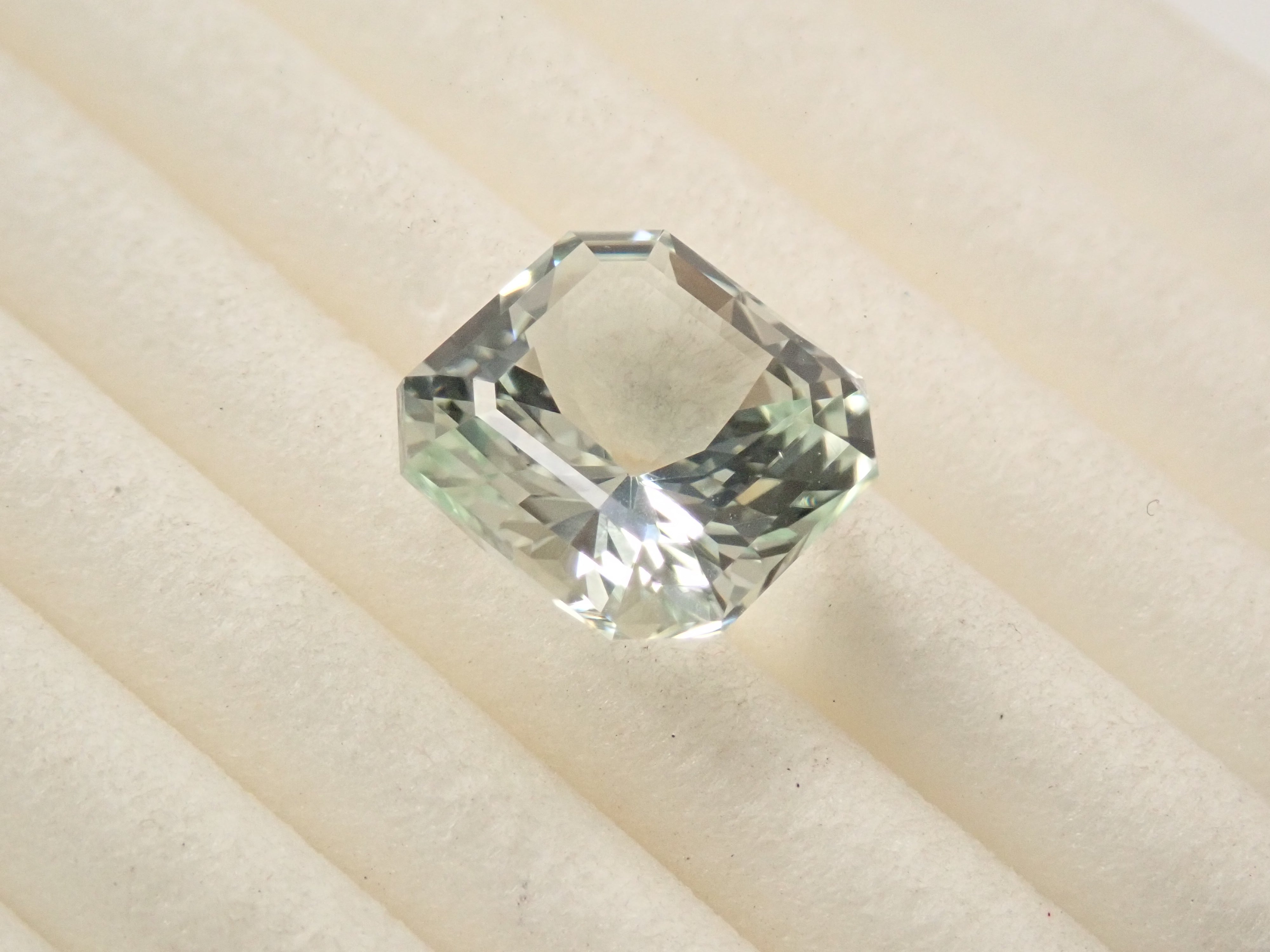 グリーン・スポジュメン 1.997ctルース