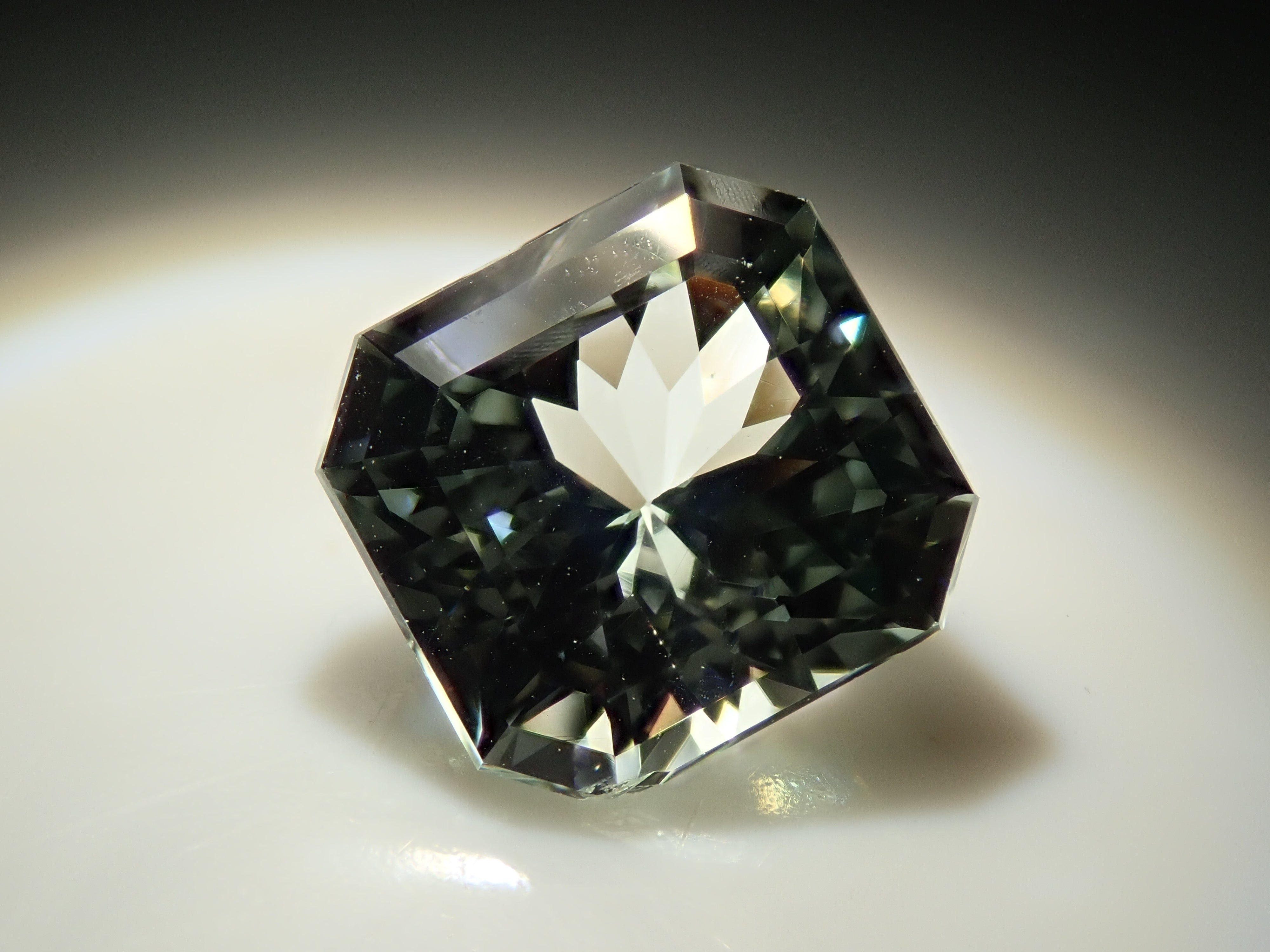 グリーン・スポジュメン 1.997ctルース