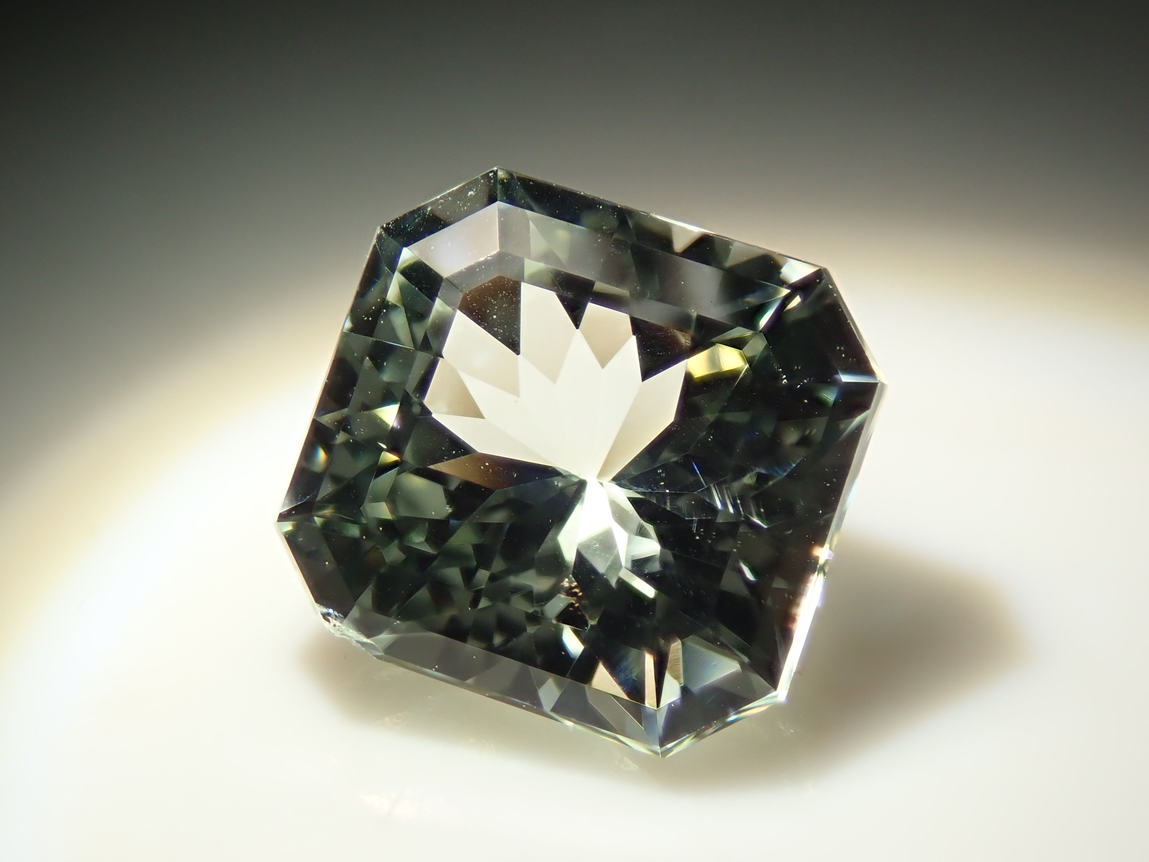 グリーン・スポジュメン 1.997ctルース