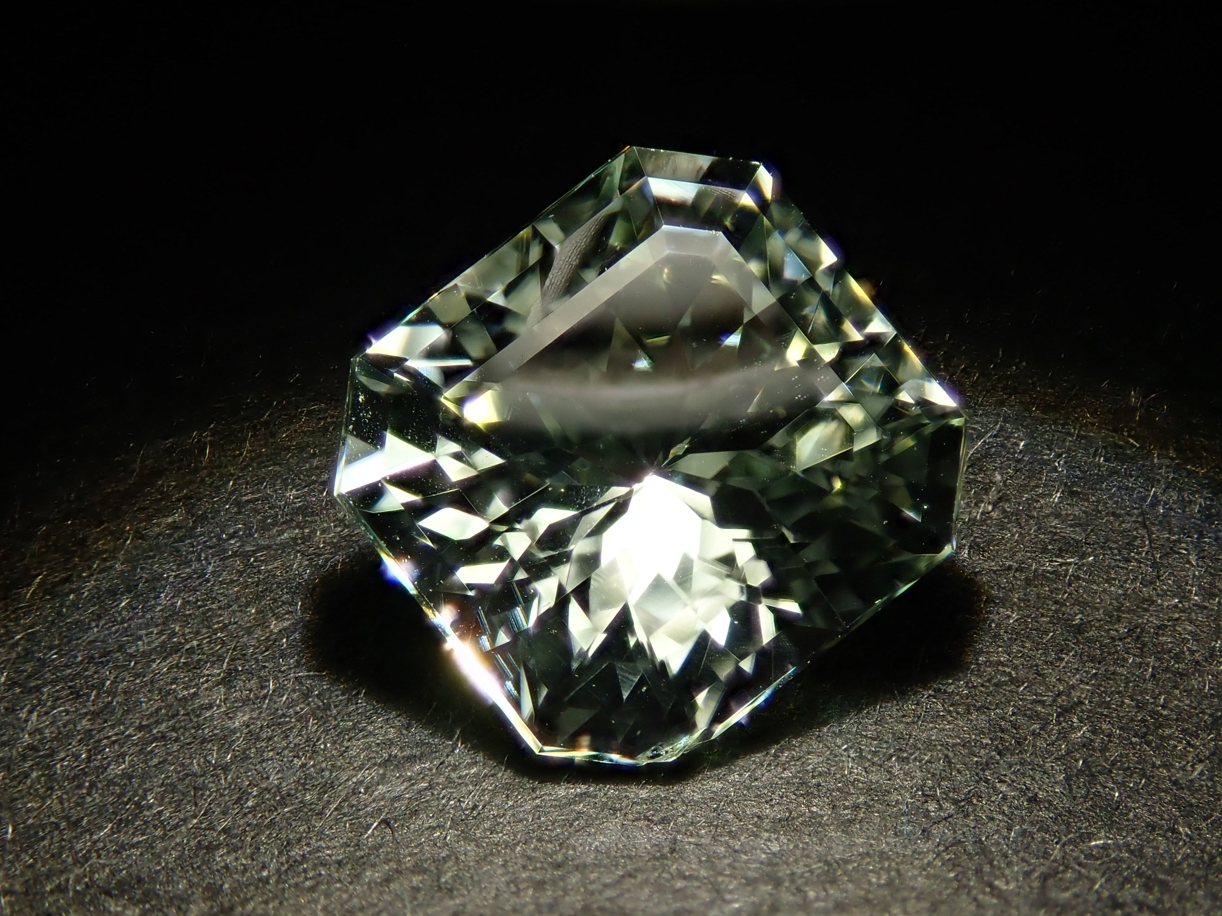 グリーン・スポジュメン 1.997ctルース