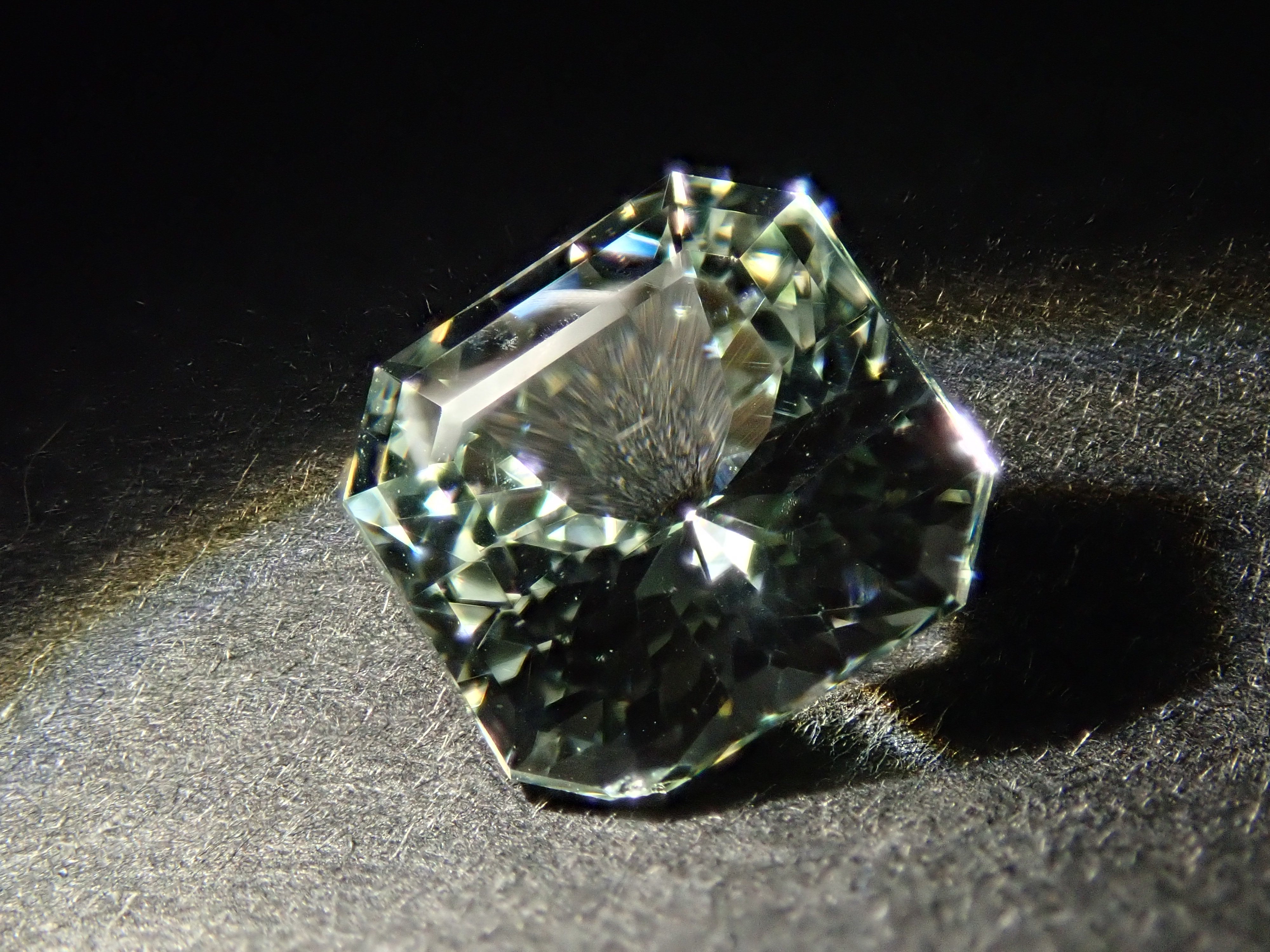 グリーン・スポジュメン 1.997ctルース