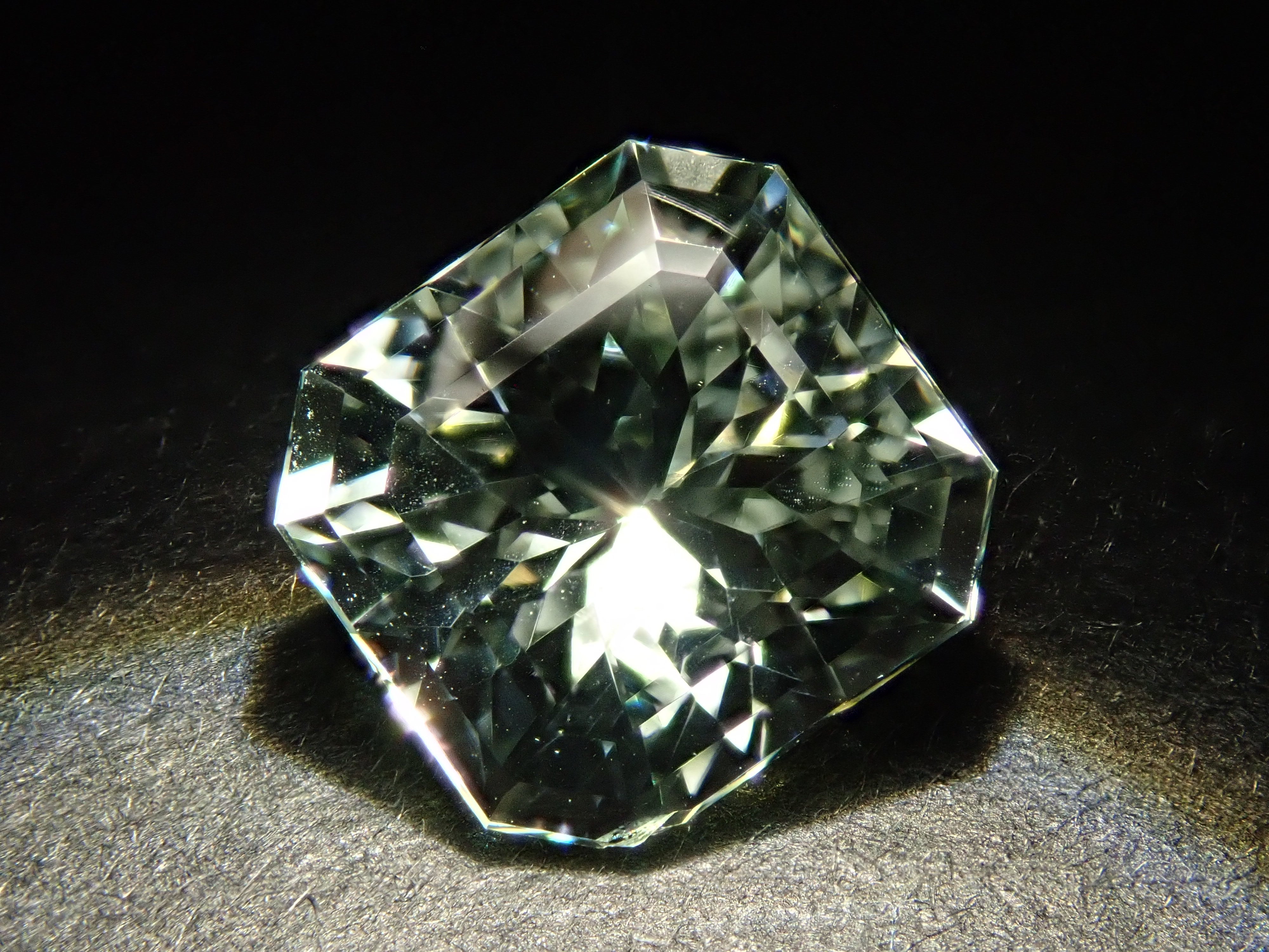 グリーン・スポジュメン 1.997ctルース