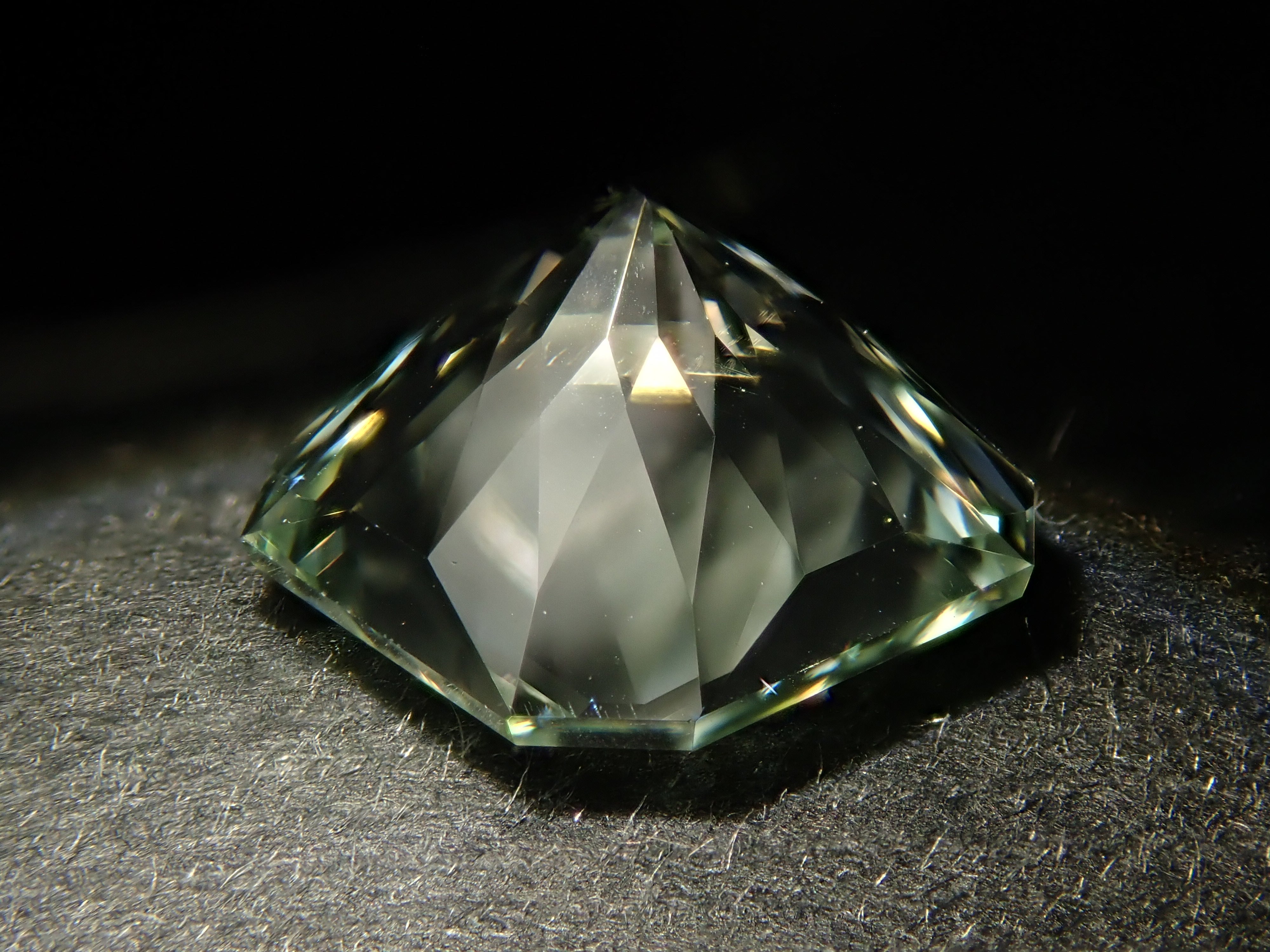 グリーン・スポジュメン 1.997ctルース