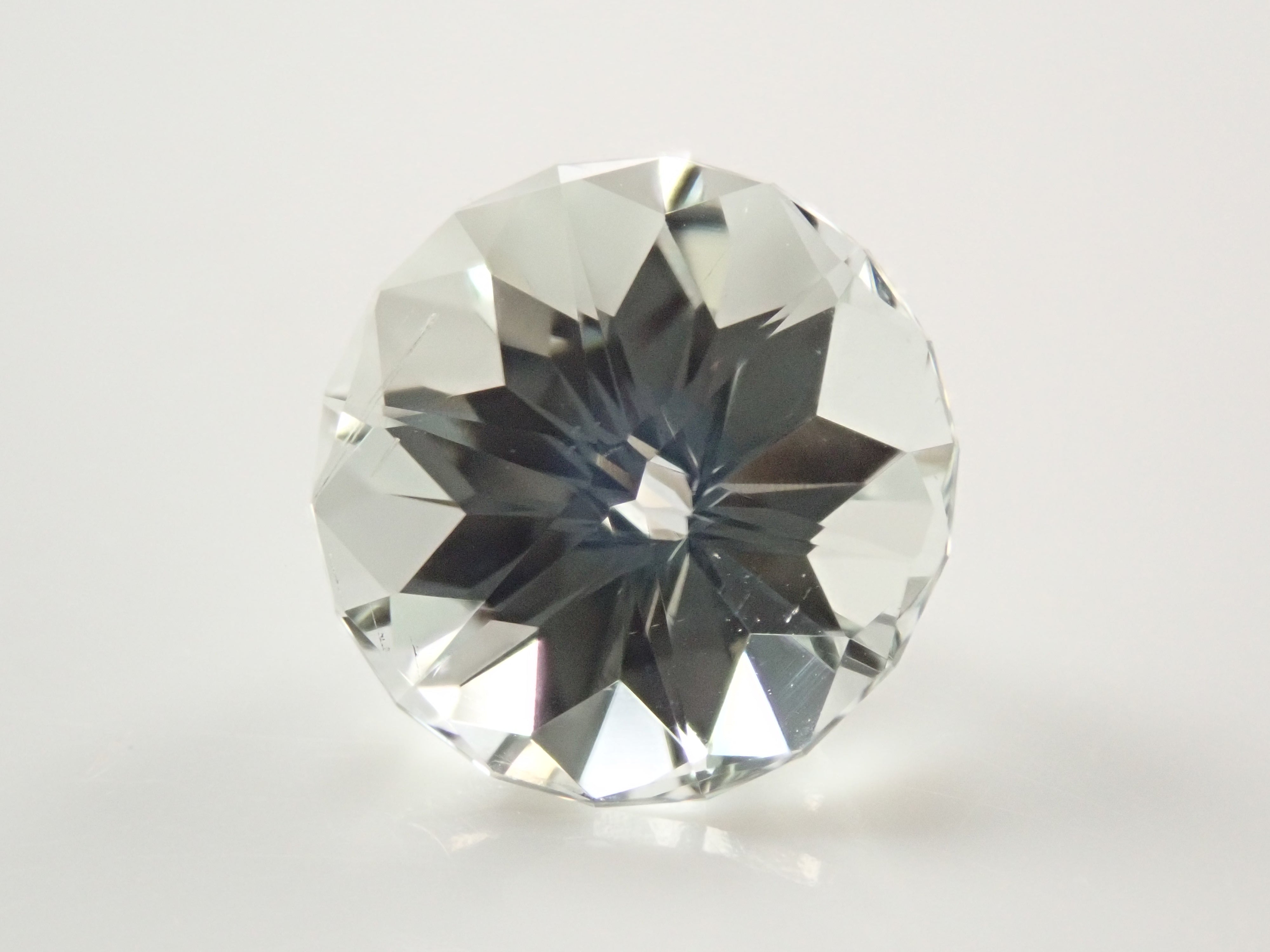 グリーン・スポジュメン 2.747ctルース