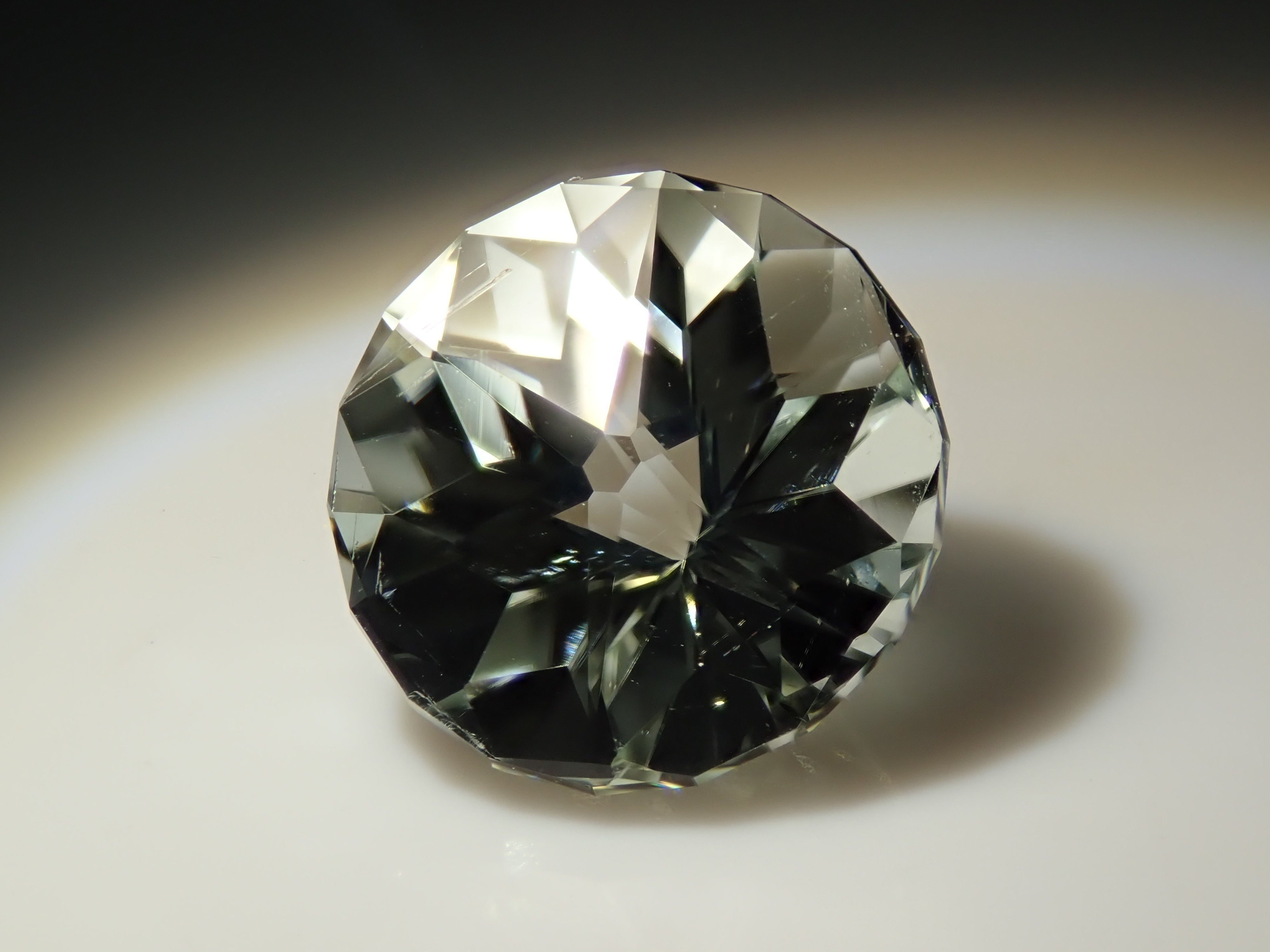 グリーン・スポジュメン 2.747ctルース