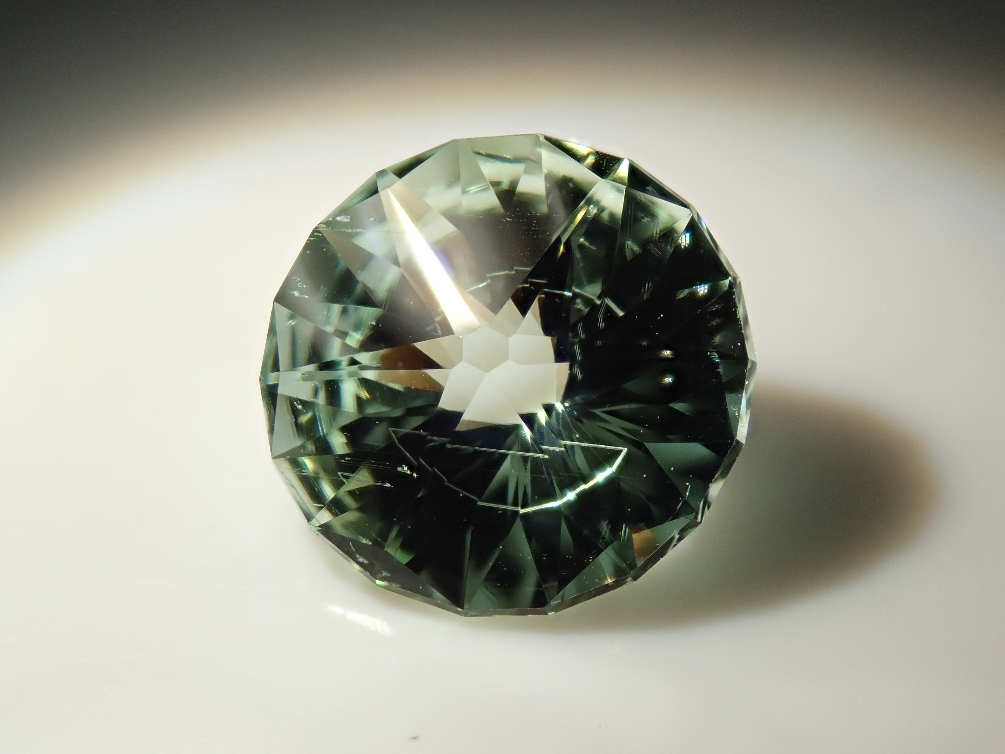 グリーン・スポジュメン 2.271ctルース