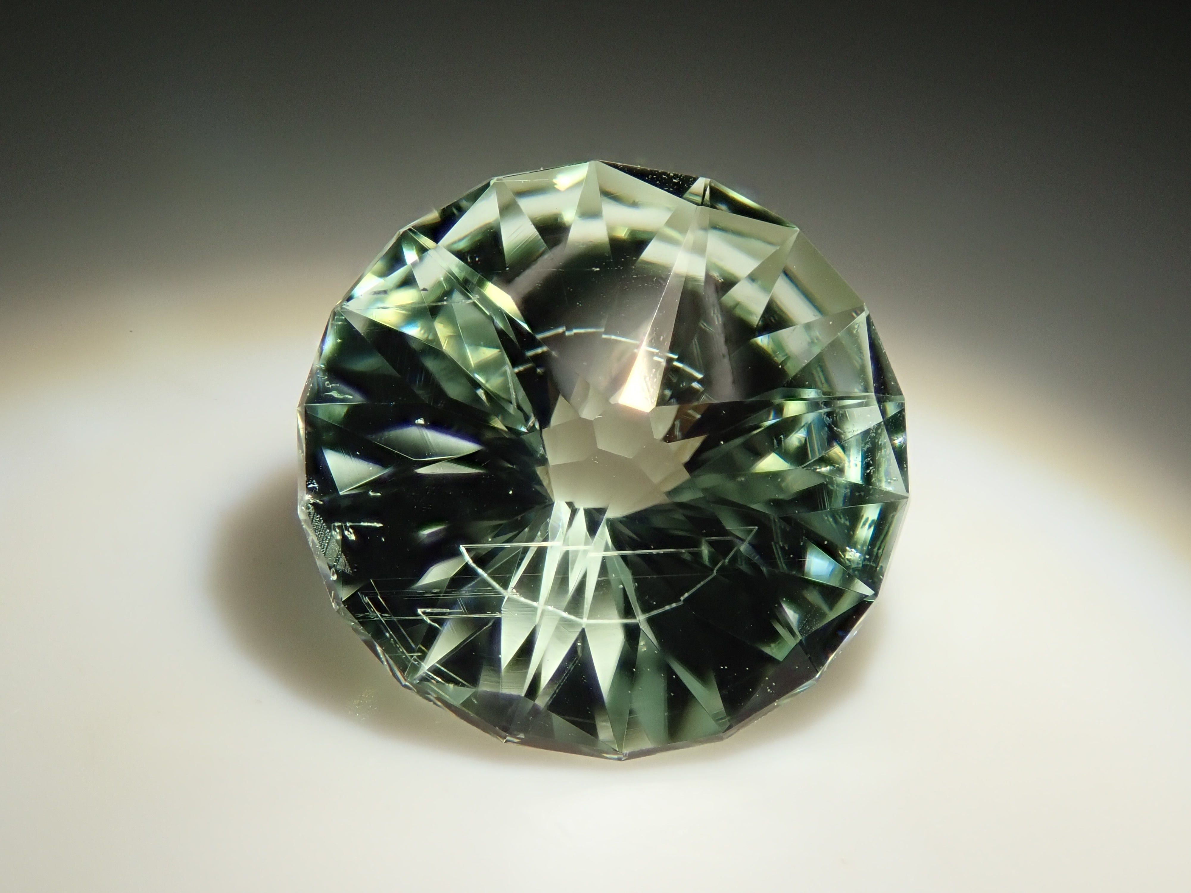 グリーン・スポジュメン 2.271ctルース