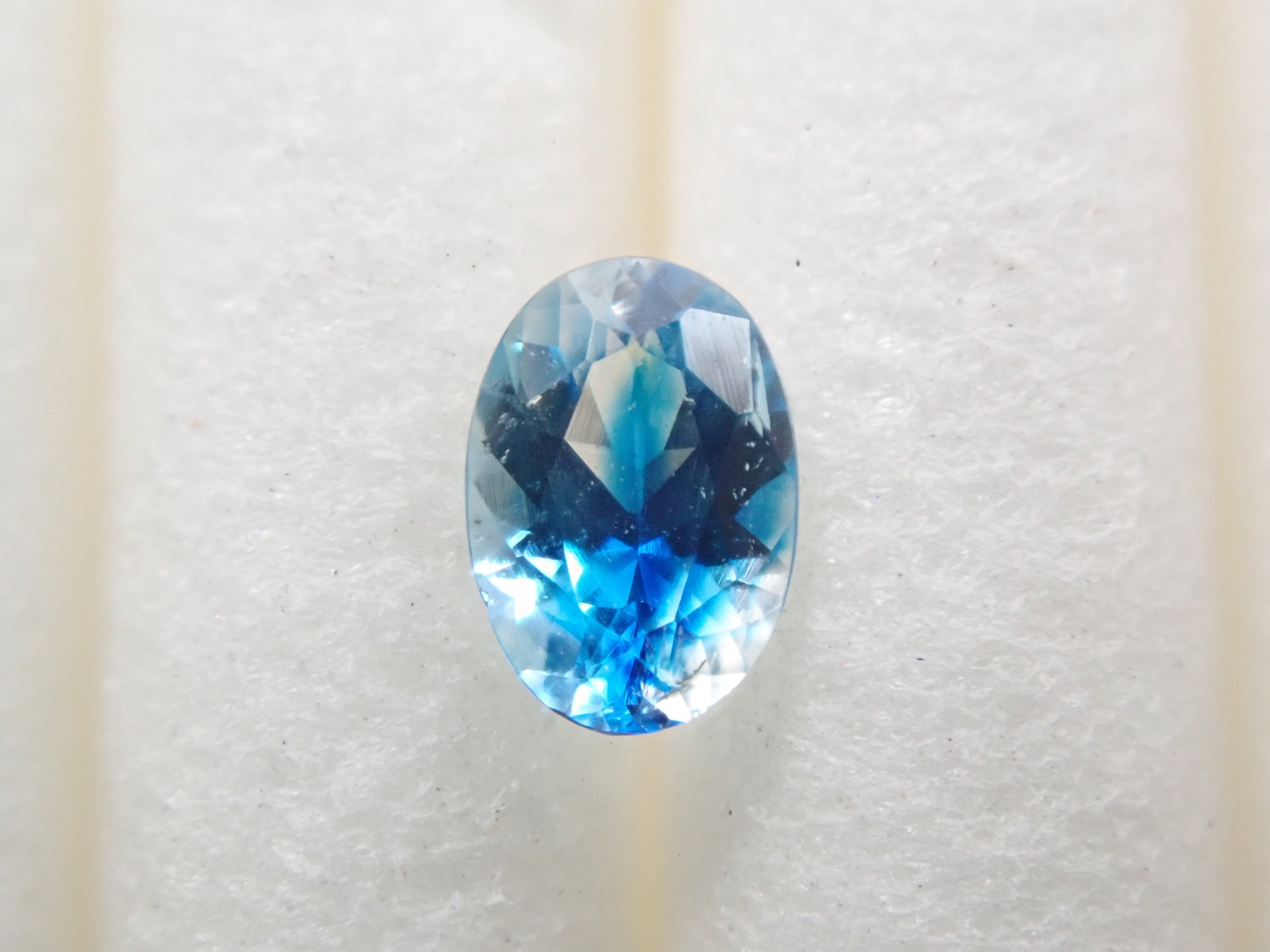 ジンバブエ産バイカラーユークレース 0.084ctルース