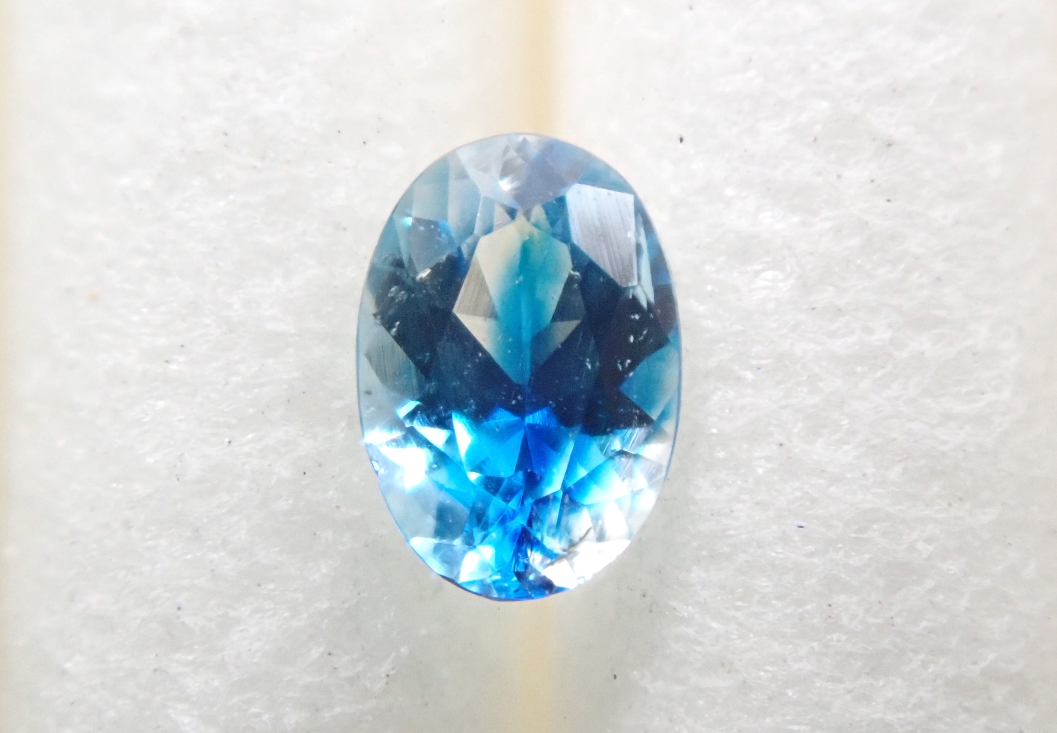 ジンバブエ産バイカラーユークレース 0.084ctルース