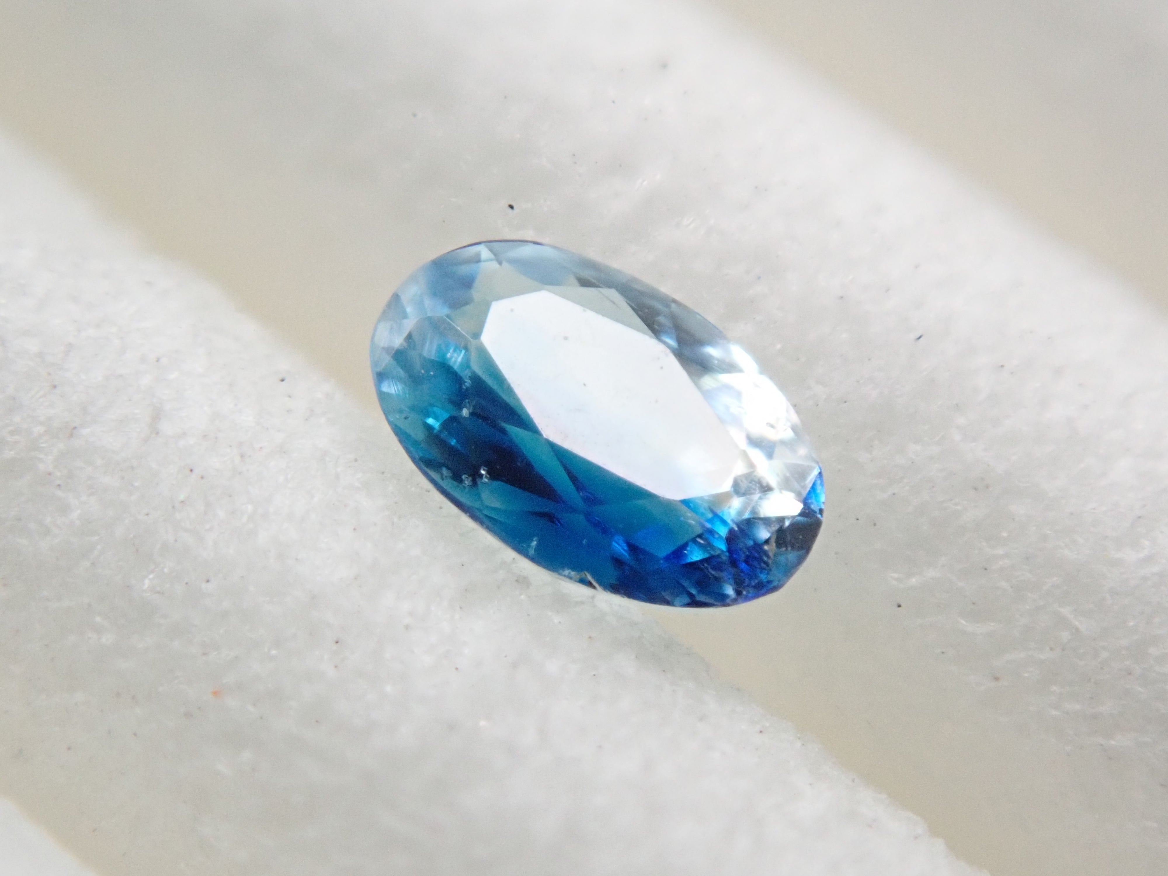 ジンバブエ産バイカラーユークレース 0.084ctルース