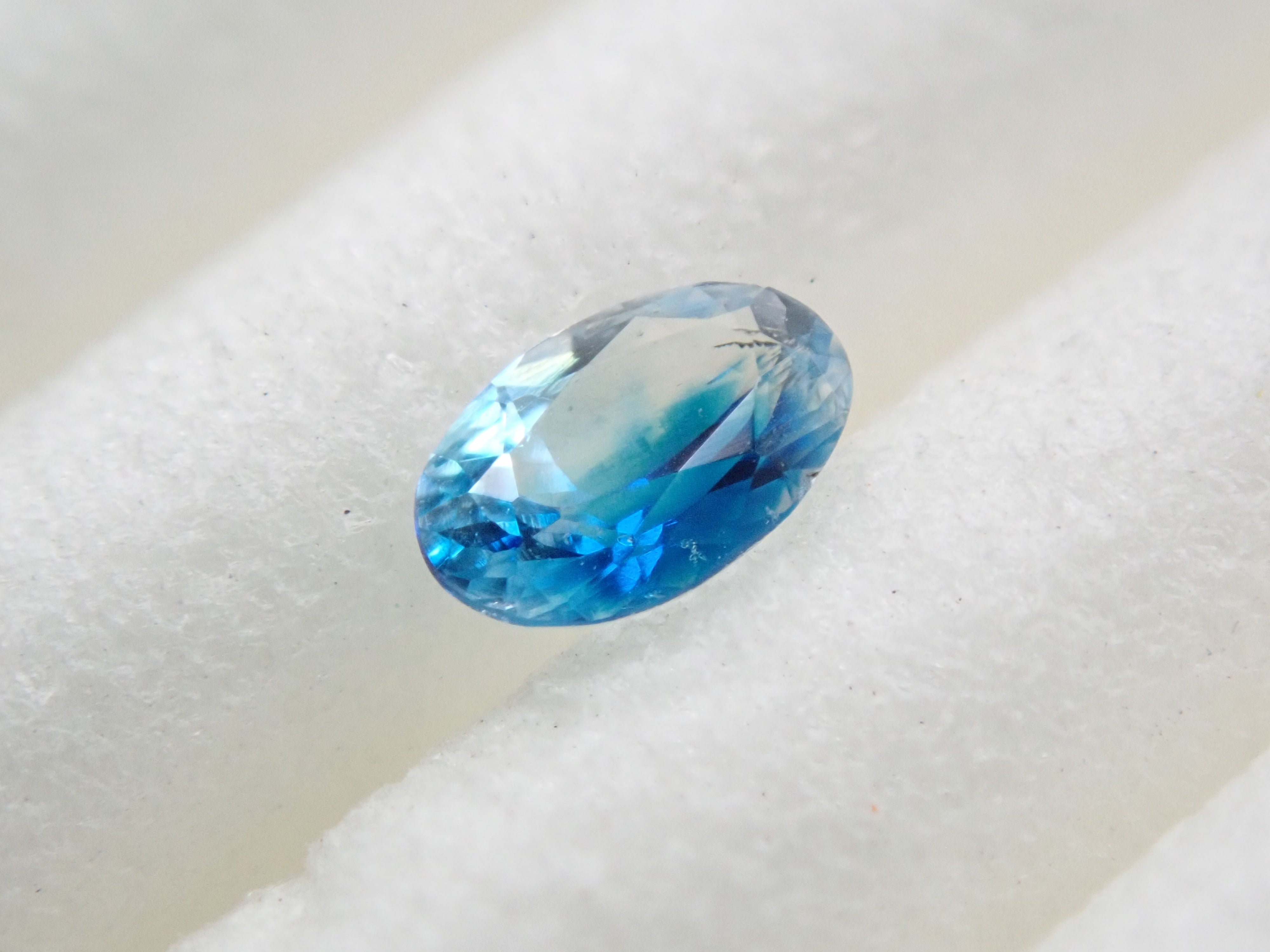 ジンバブエ産バイカラーユークレース 0.084ctルース