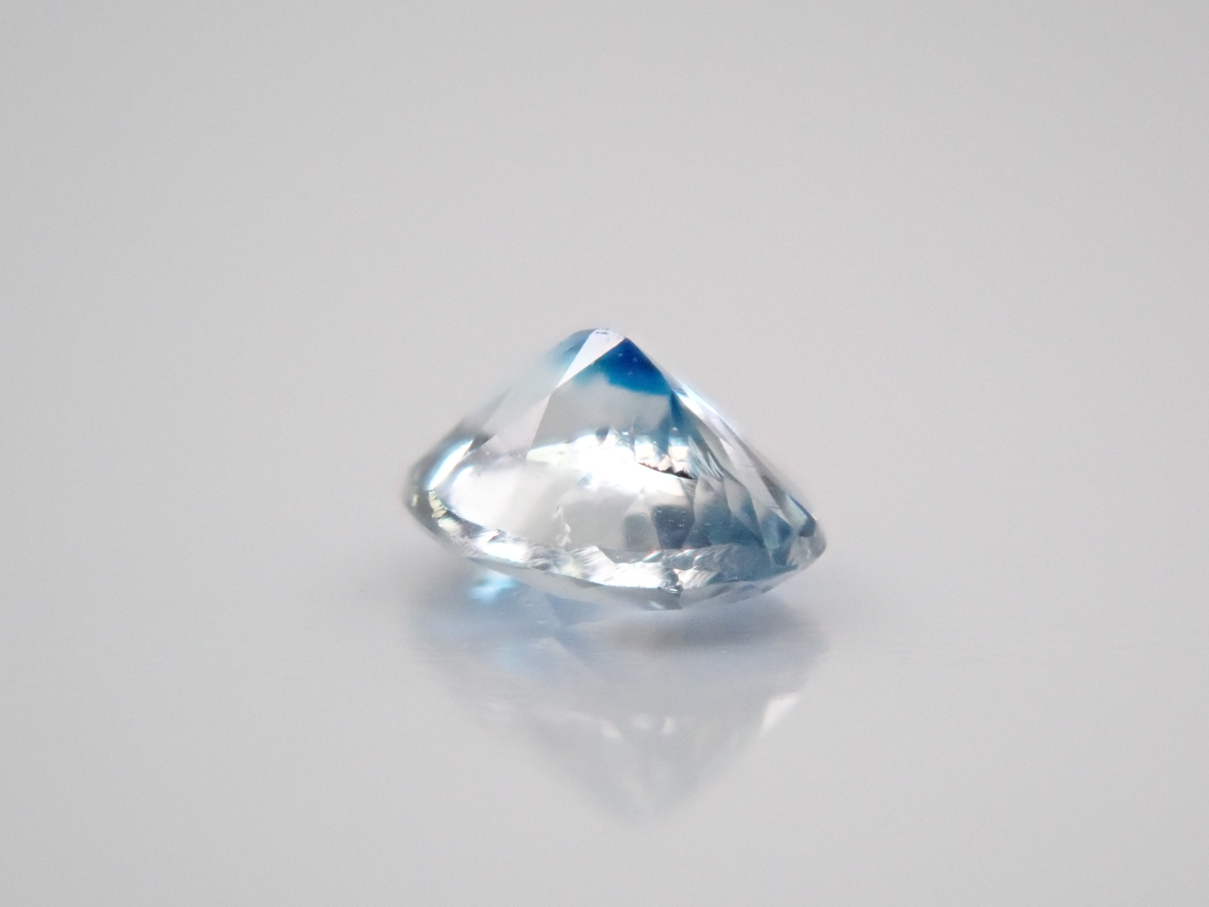 ジンバブエ産バイカラーユークレース 0.084ctルース