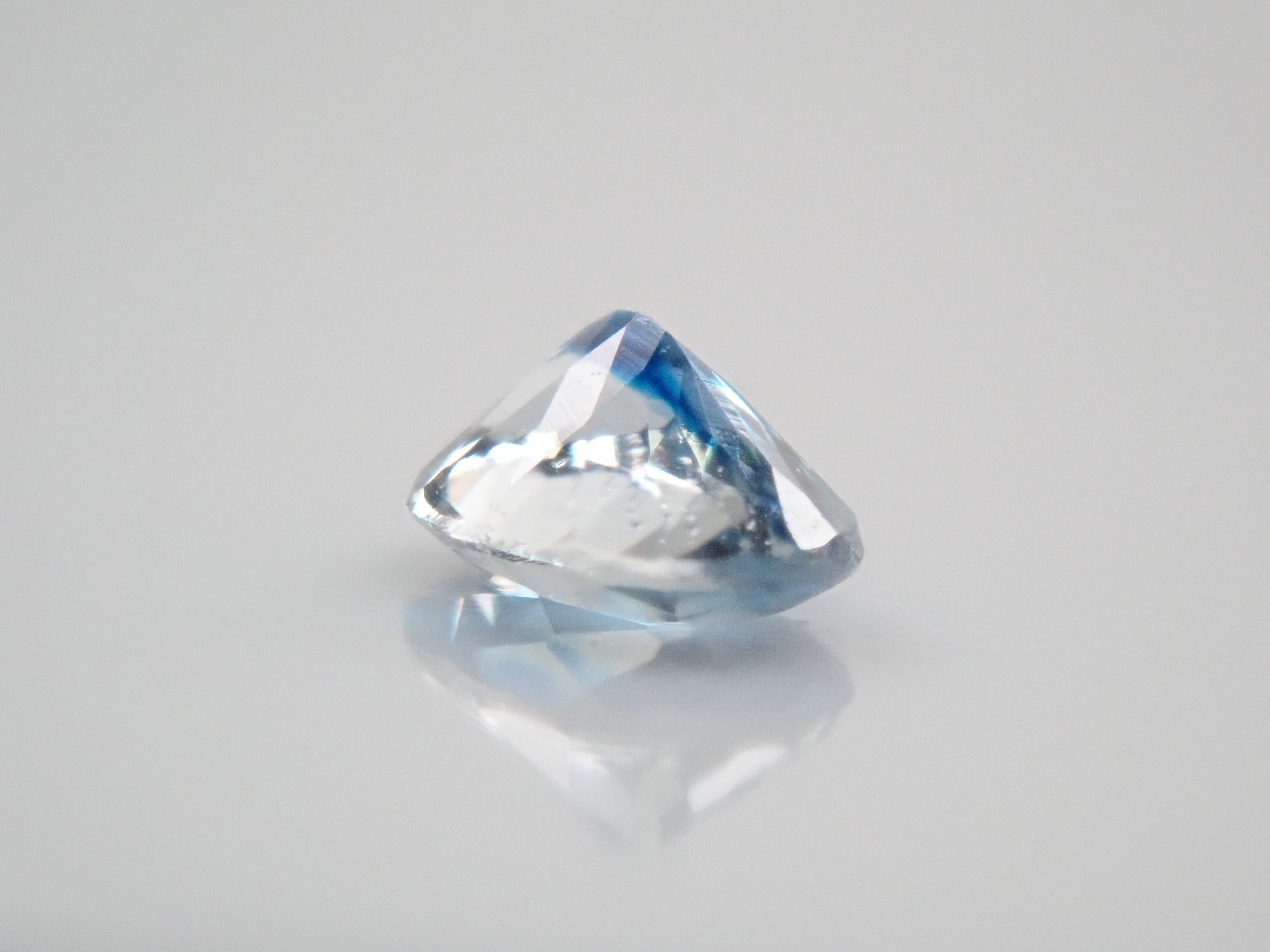 ジンバブエ産バイカラーユークレース 0.084ctルース