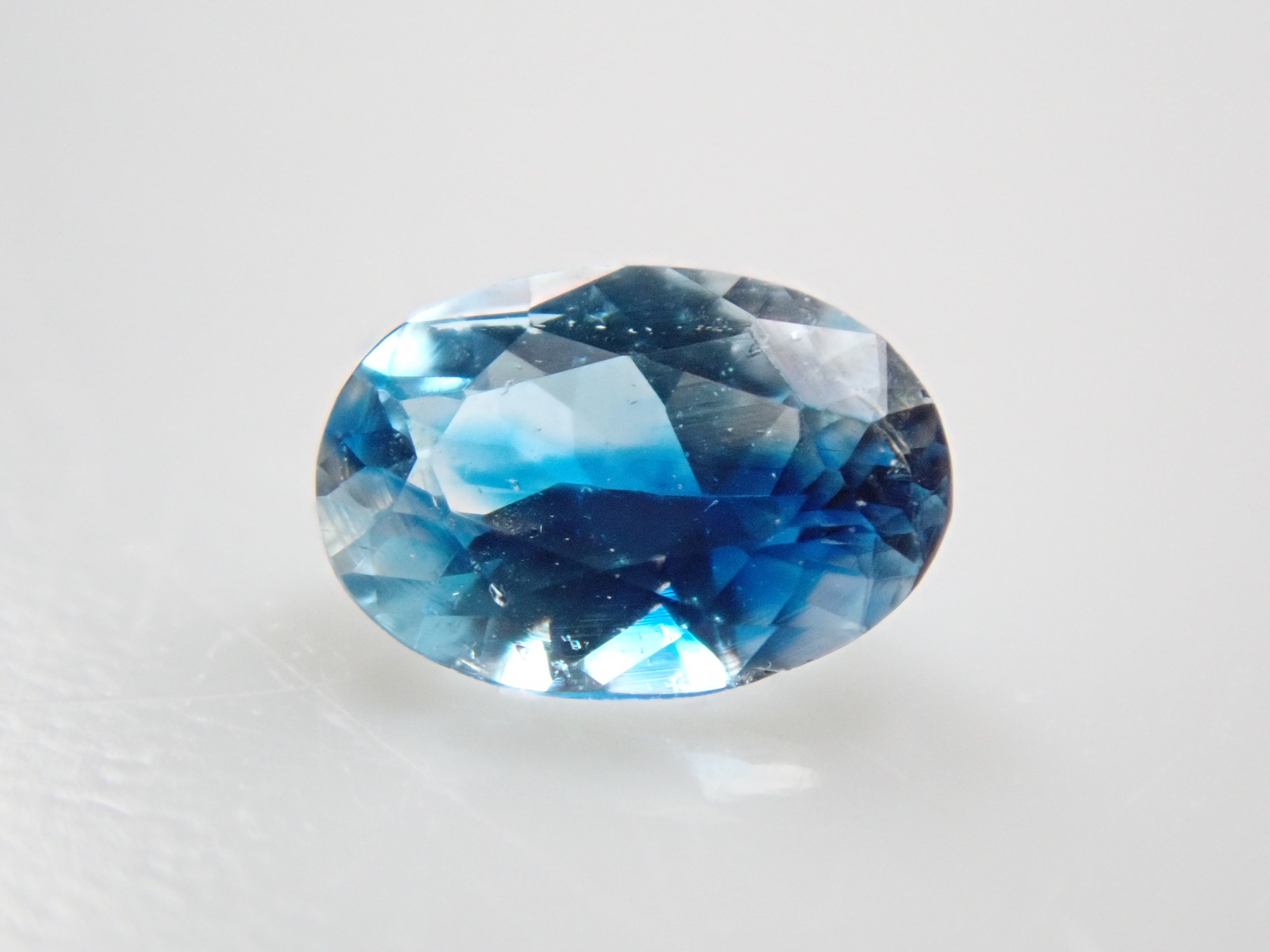 ジンバブエ産バイカラーユークレース 0.084ctルース