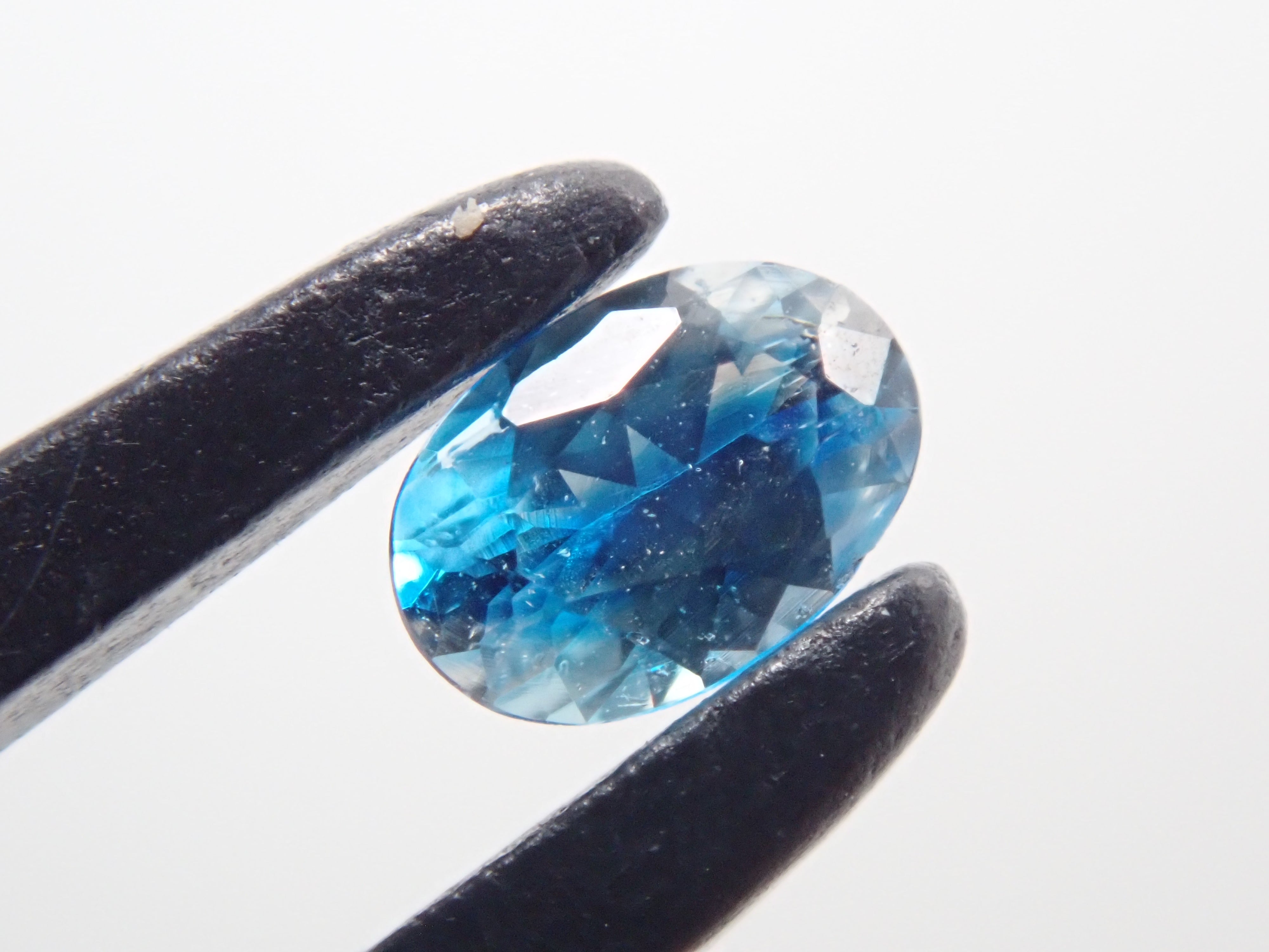 ジンバブエ産バイカラーユークレース 0.084ctルース