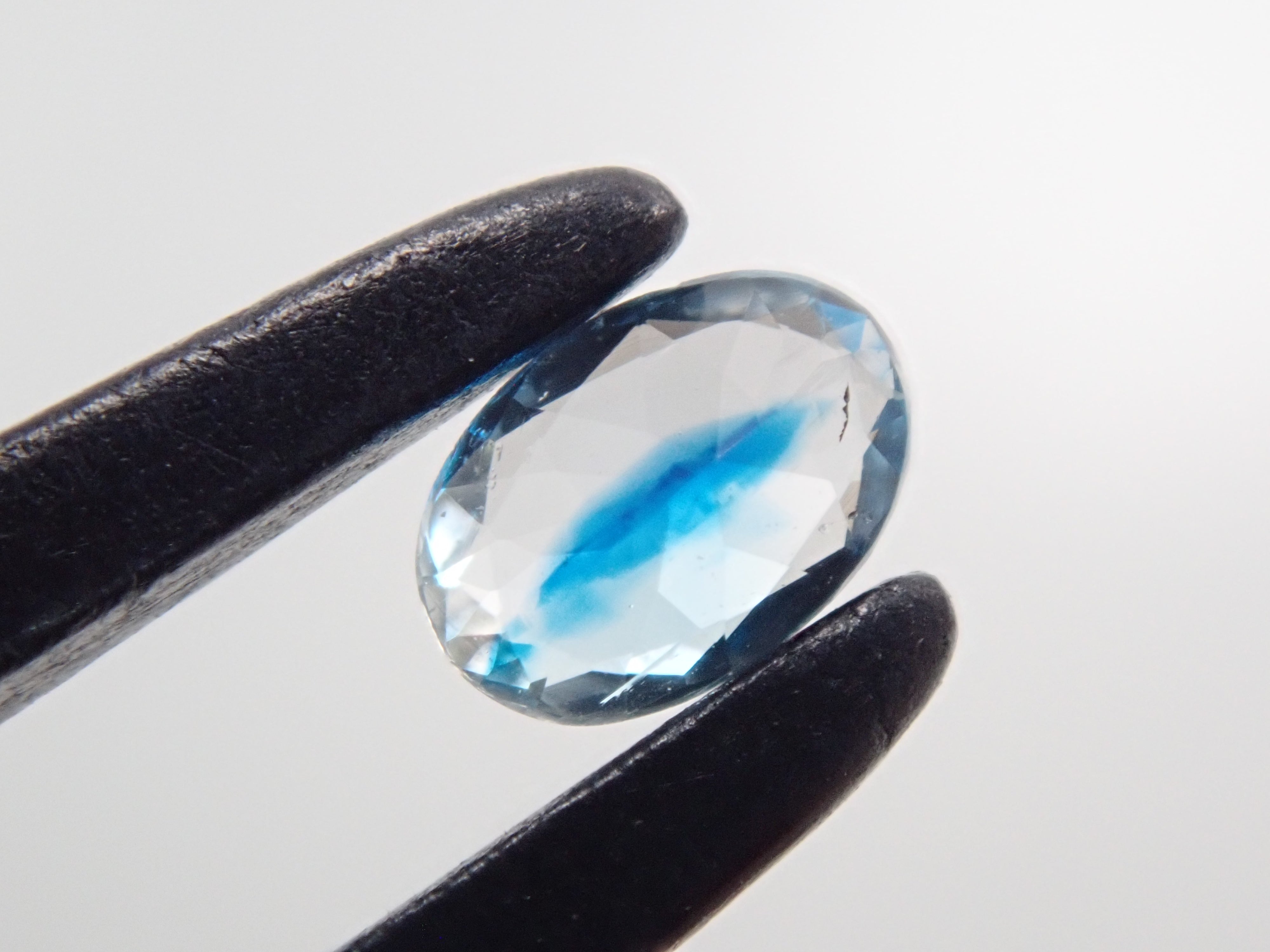 ジンバブエ産バイカラーユークレース 0.084ctルース