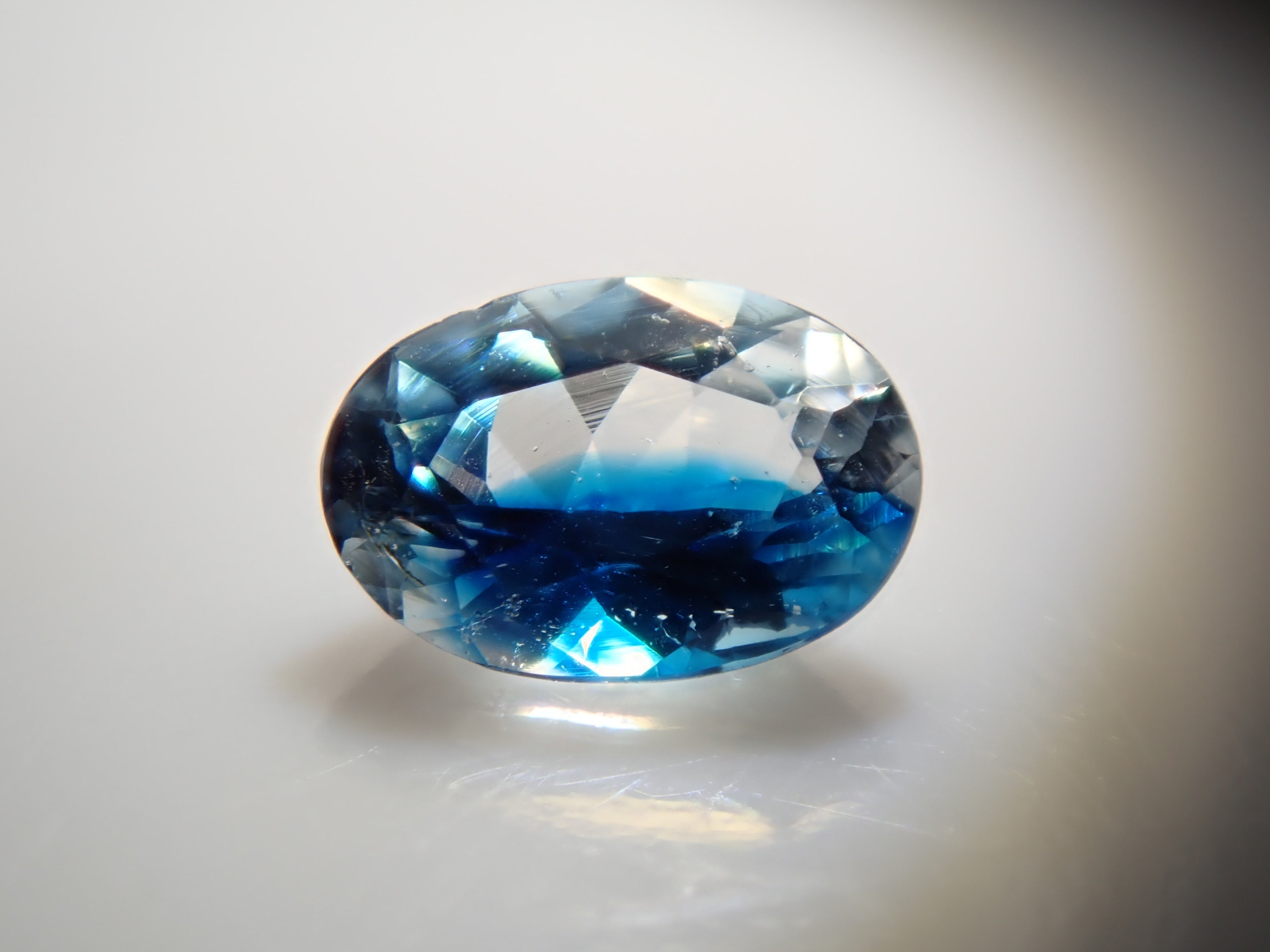 ジンバブエ産バイカラーユークレース 0.084ctルース