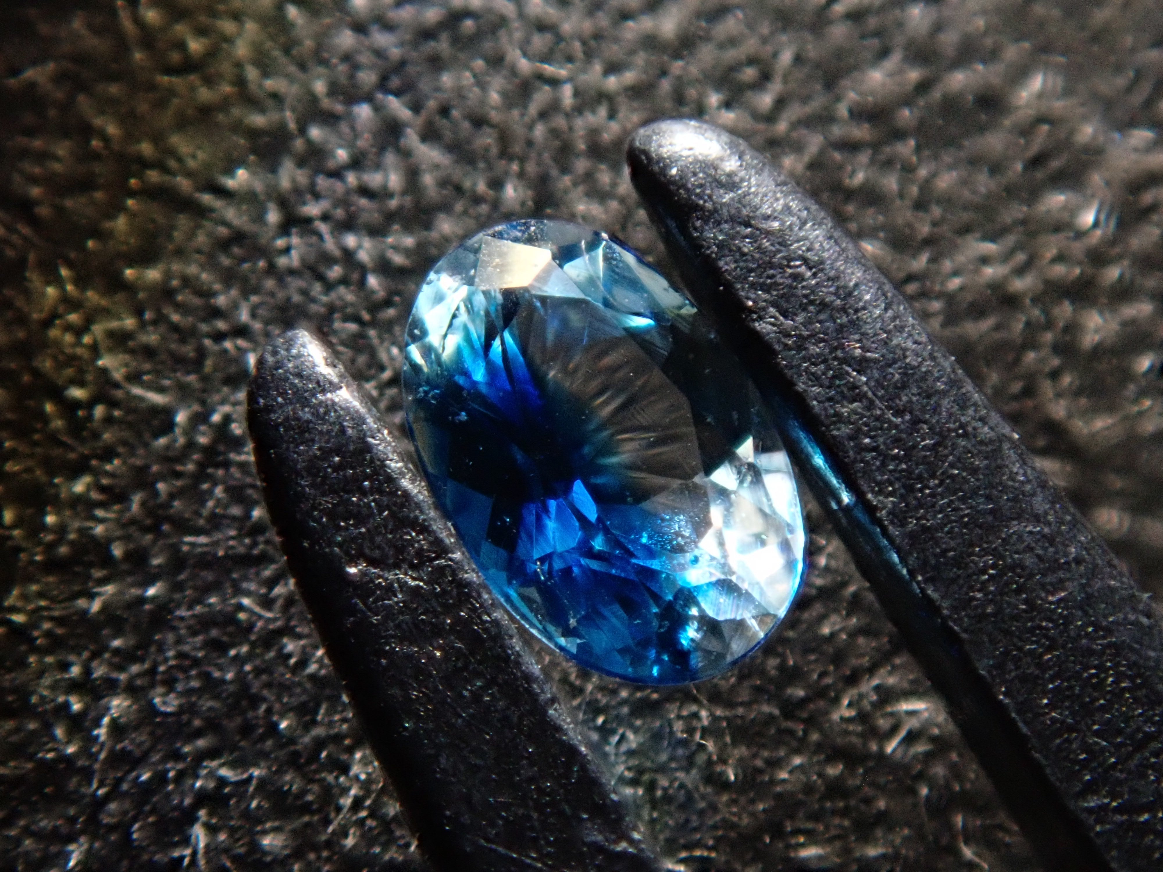 ジンバブエ産バイカラーユークレース 0.084ctルース