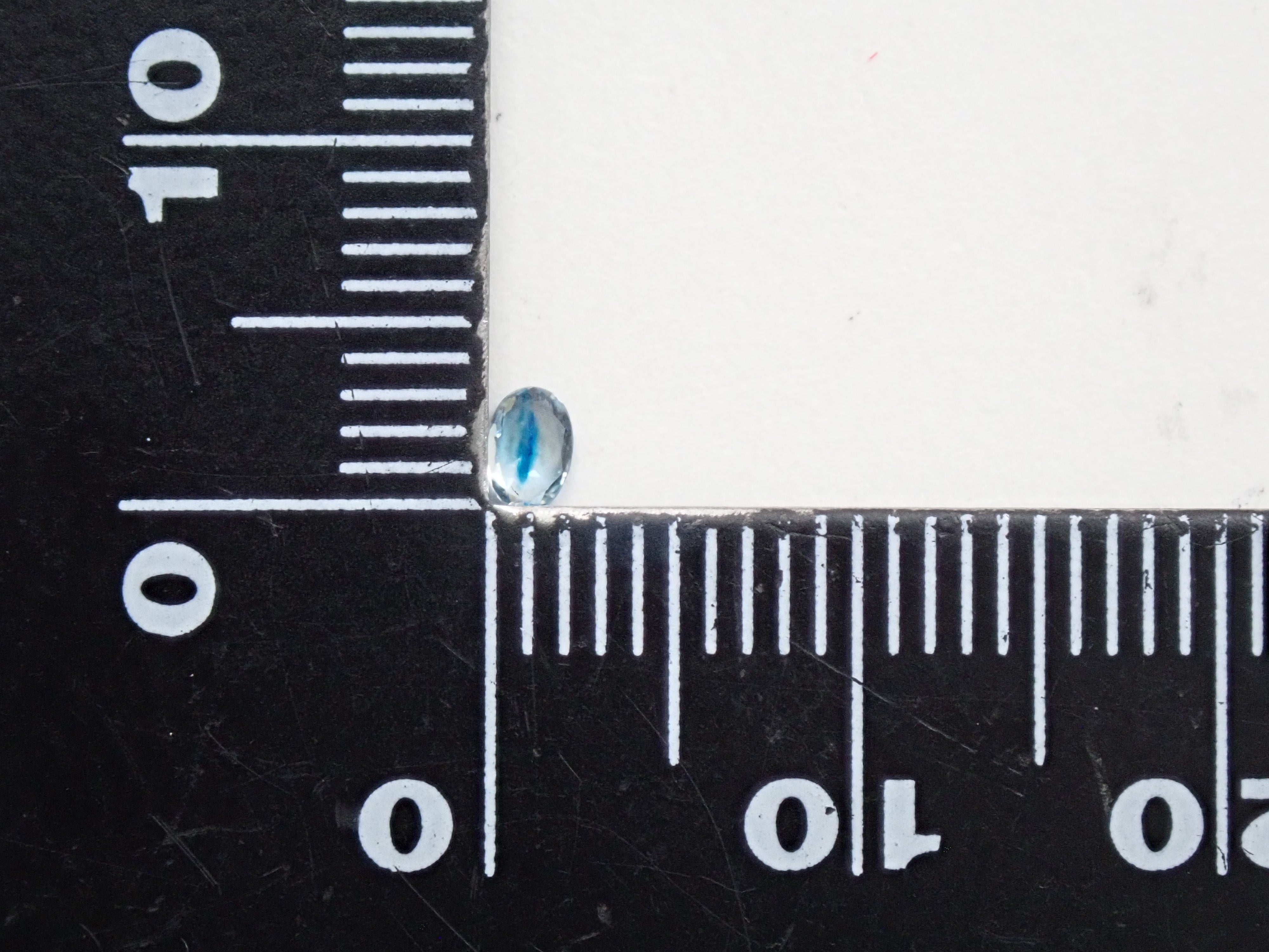 ジンバブエ産バイカラーユークレース 0.084ctルース