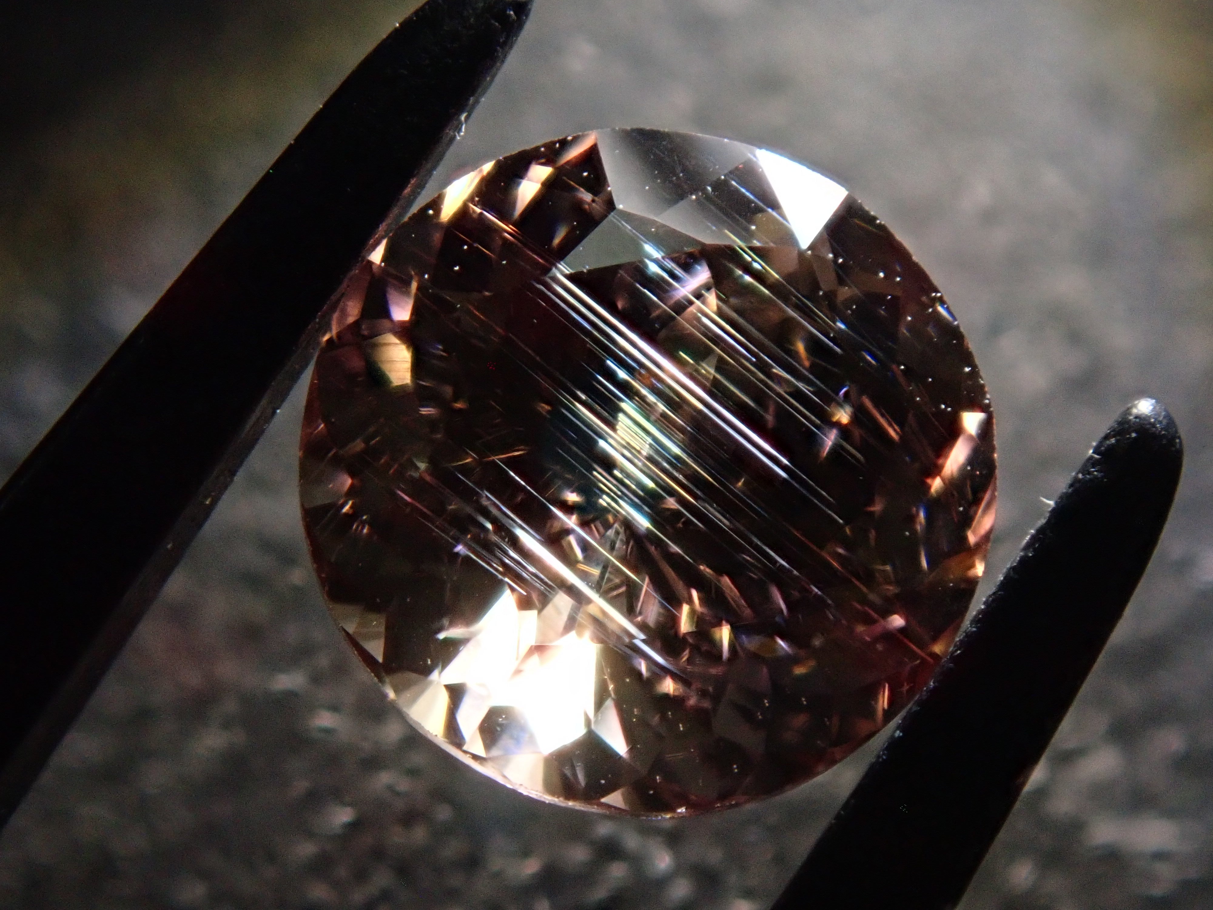 タンザニア産ピンクゾイサイト 6.7mm/1.393ctルース(ピーチタンザナイト)