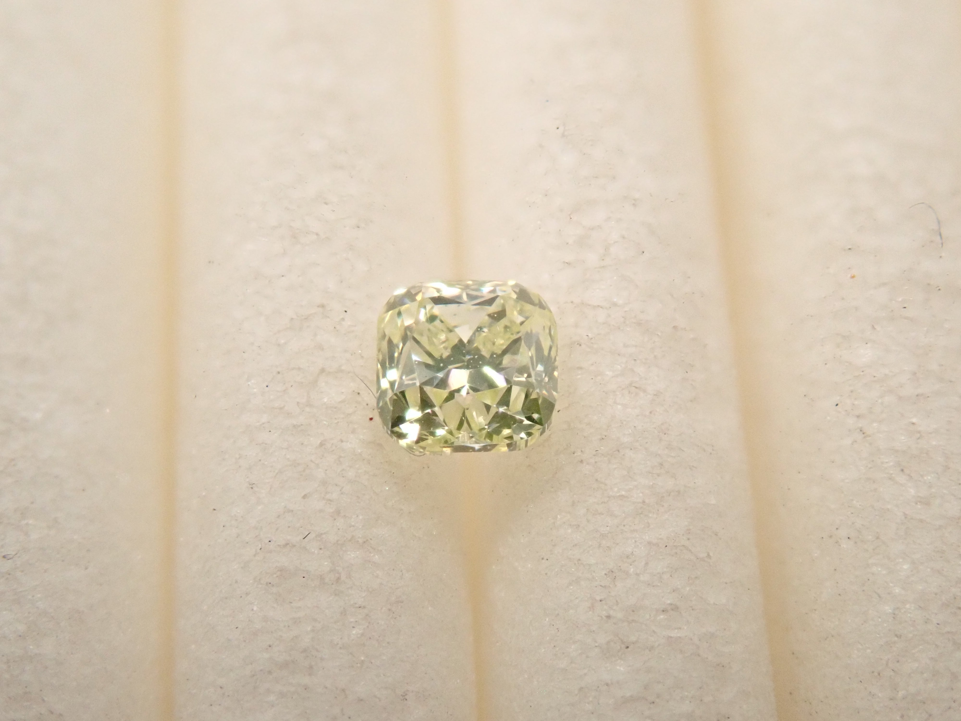 【32501945掲載】グリーンダイヤモンド 0.129ctルース(FANCY LIGHT YELLOW GREEN, VS2)